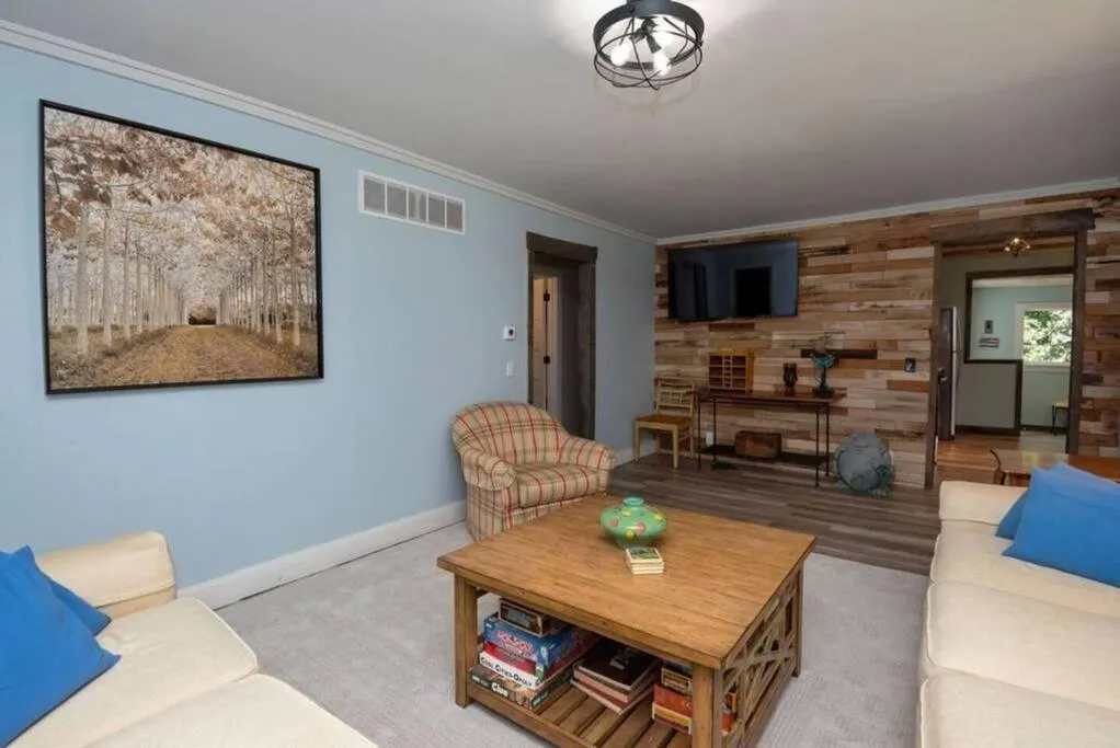 Little Blue Cottage: a wooded getaway near beaches and towns