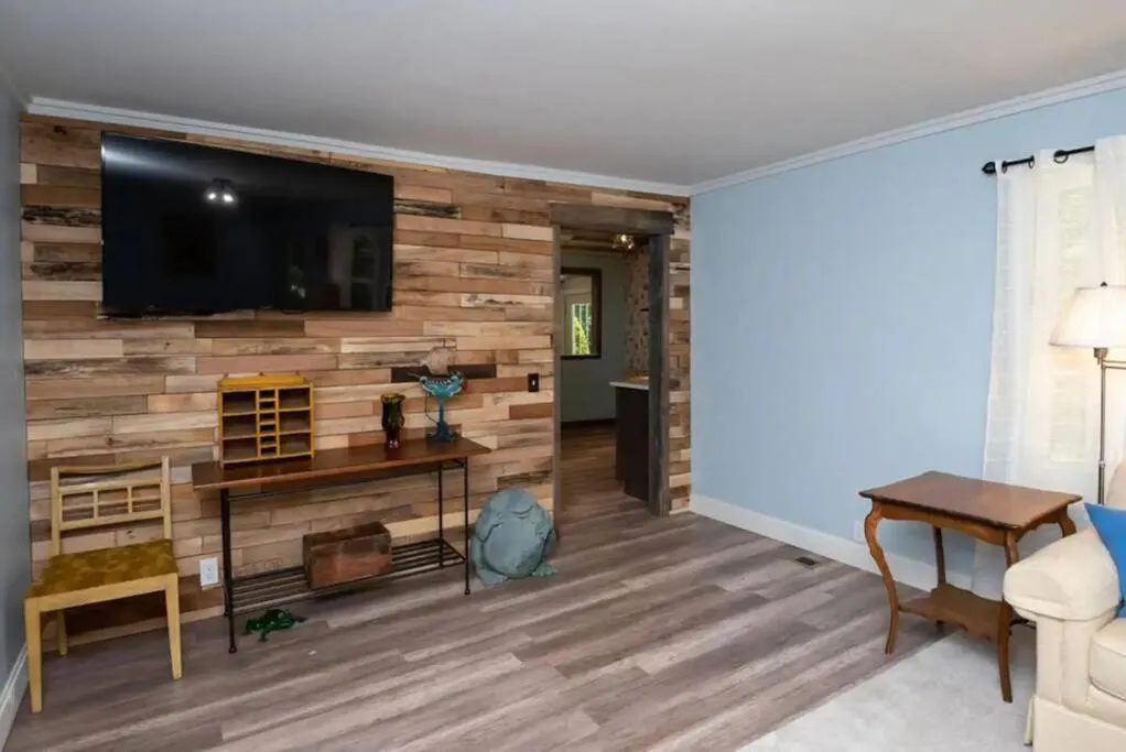 Communal lounge/ TV room in Little Blue Cottage: a wooded getaway near beaches and towns