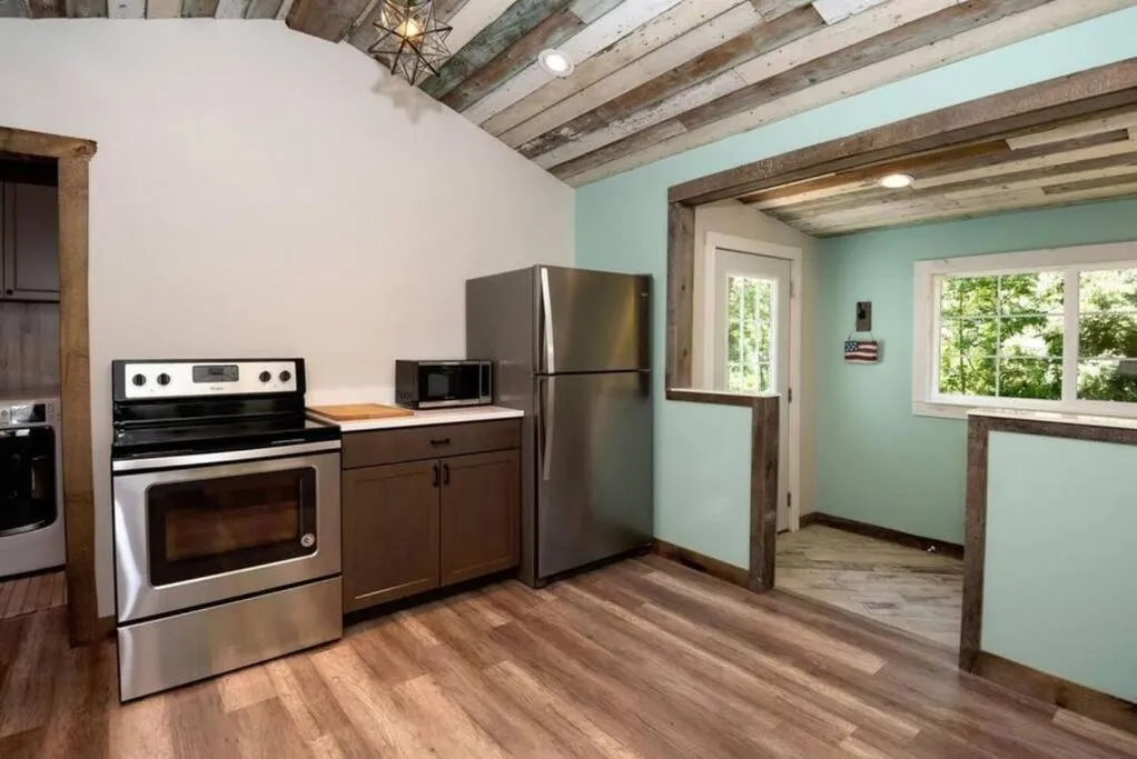 Little Blue Cottage: a wooded getaway near beaches and towns