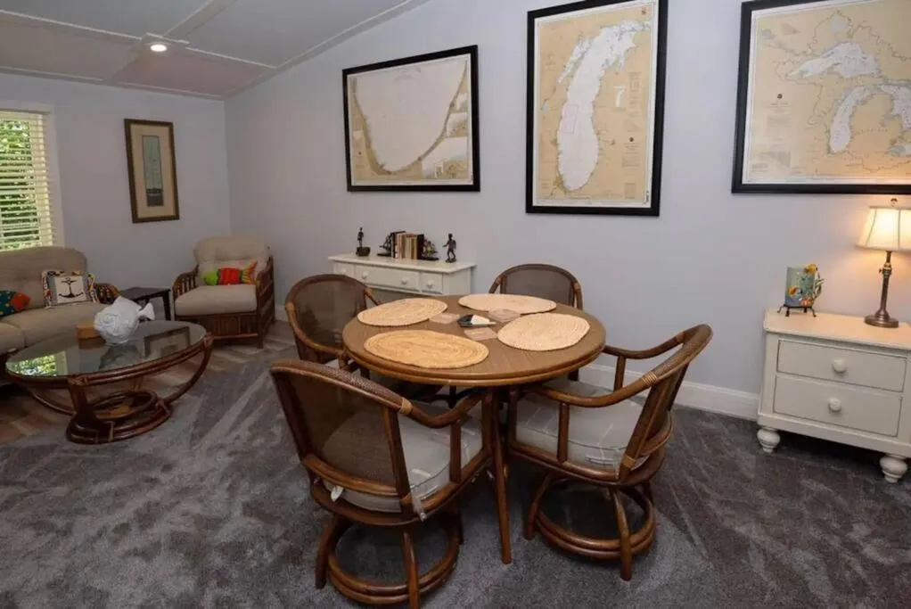 Little Blue Cottage: a wooded getaway near beaches and towns