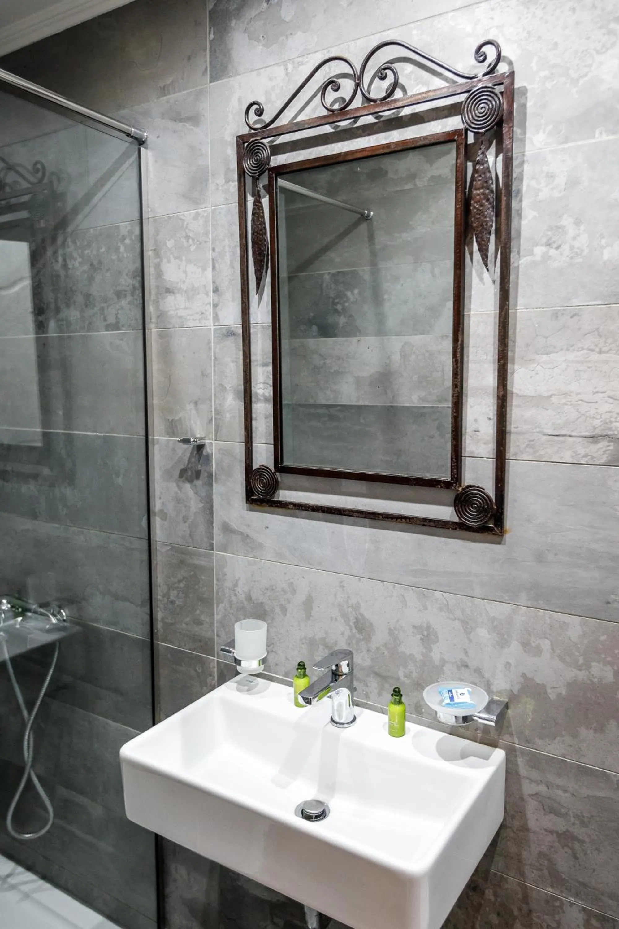 Bathroom in pension Acronafplia B&D