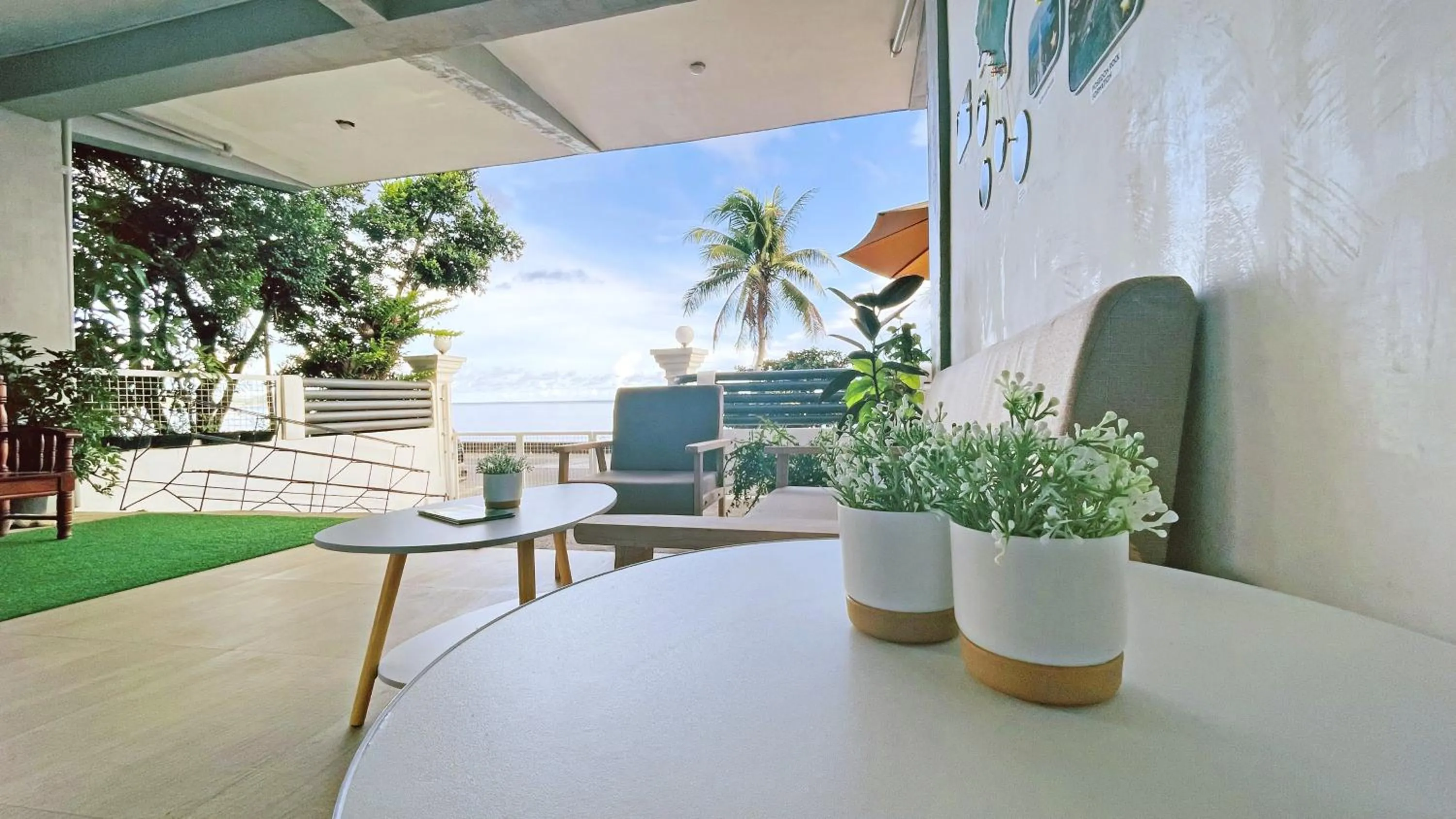 Lounge or bar in Happy Island Inn