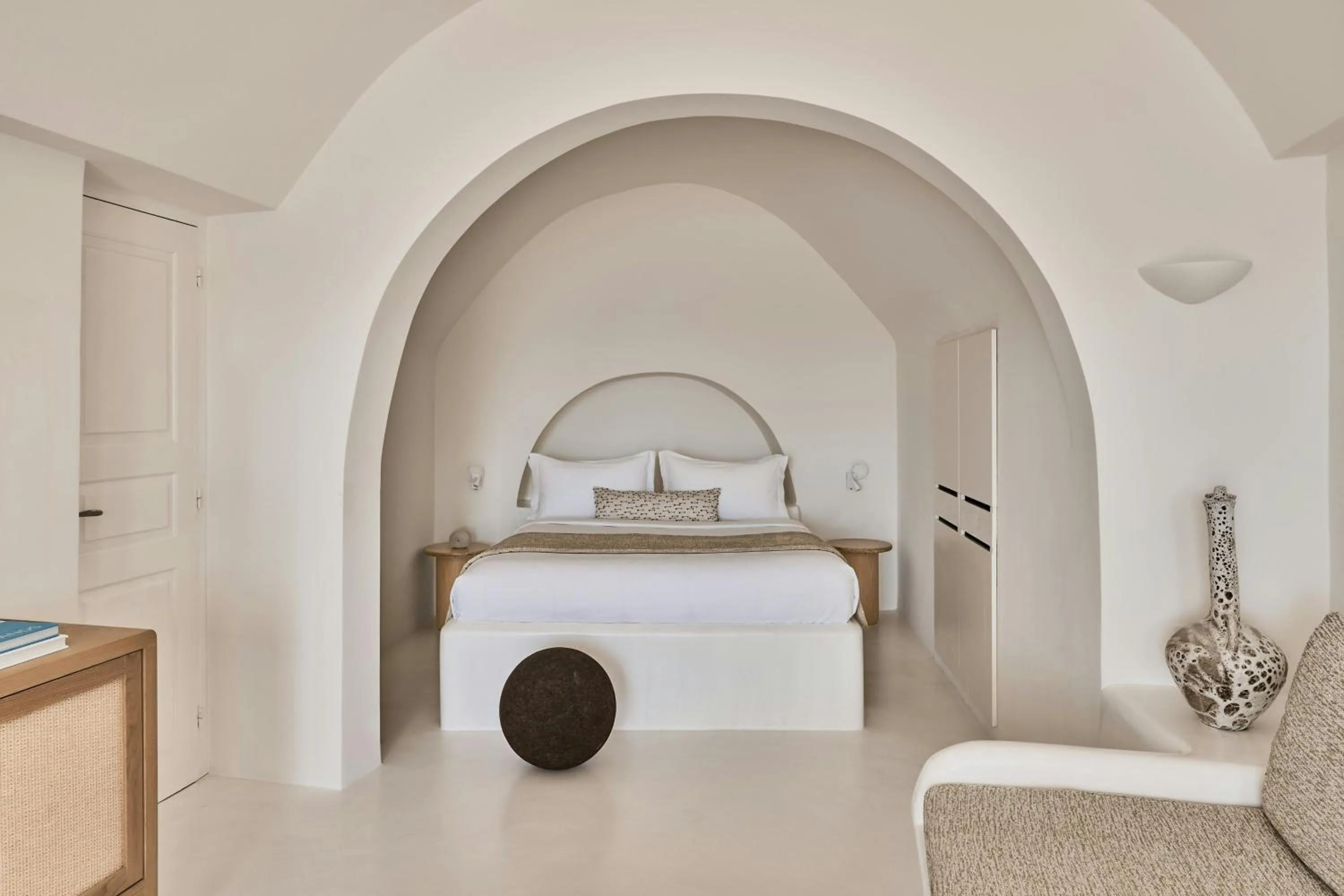 Photo of the whole room, Bed in Mystique, a Luxury Collection Hotel, Santorini