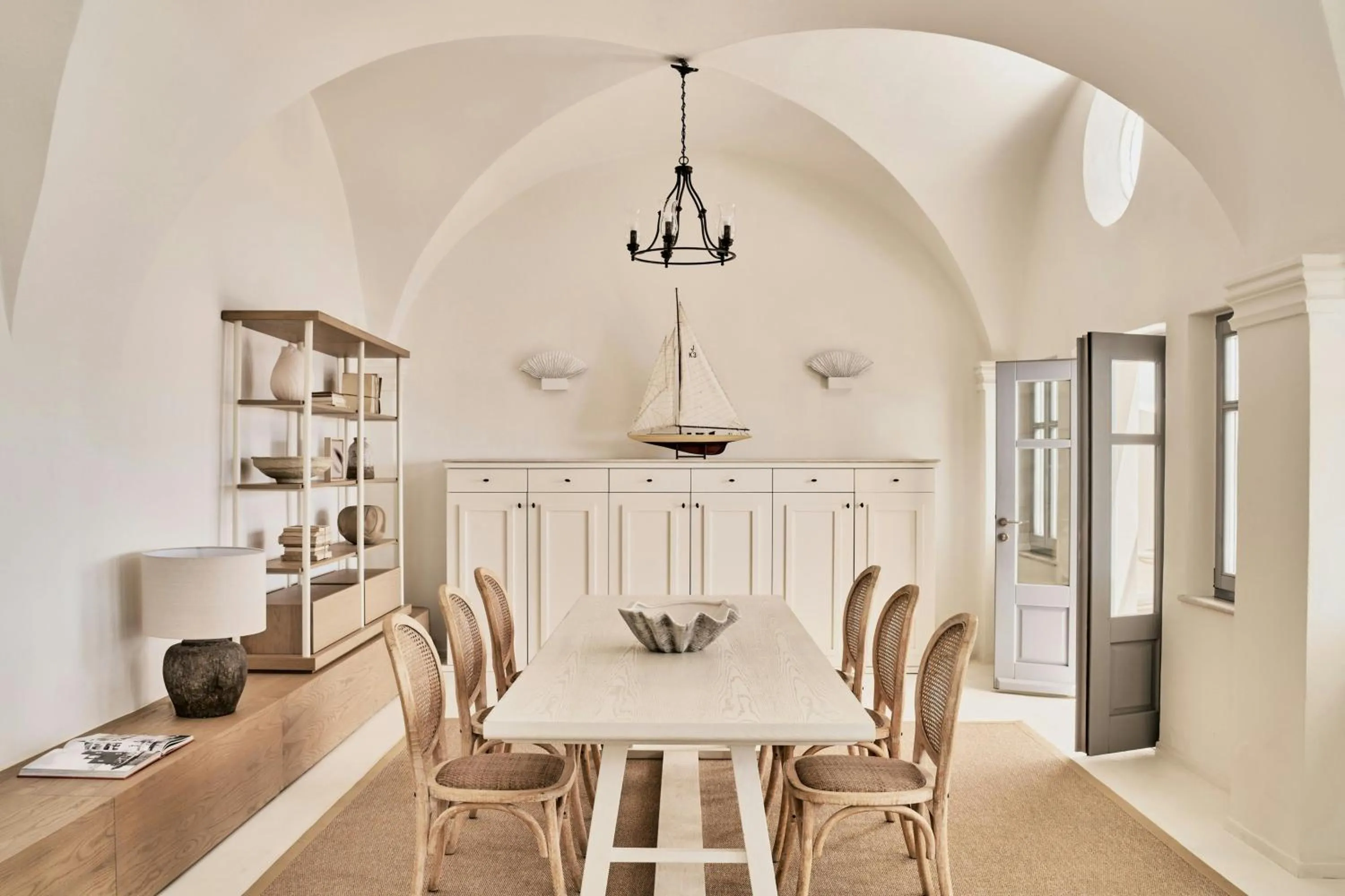 Lounge or bar in Mystique, a Luxury Collection Hotel, Santorini