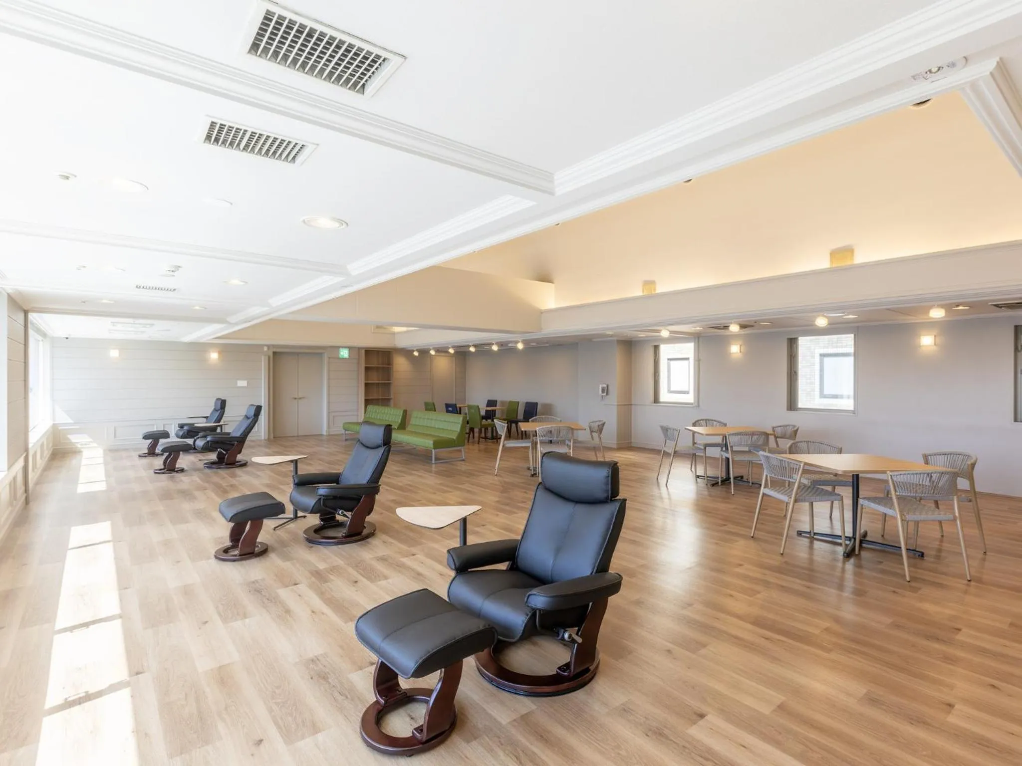 Lounge or bar in KOKO HOTEL Shizuoka - formerly Hotel Wing International Shizuoka