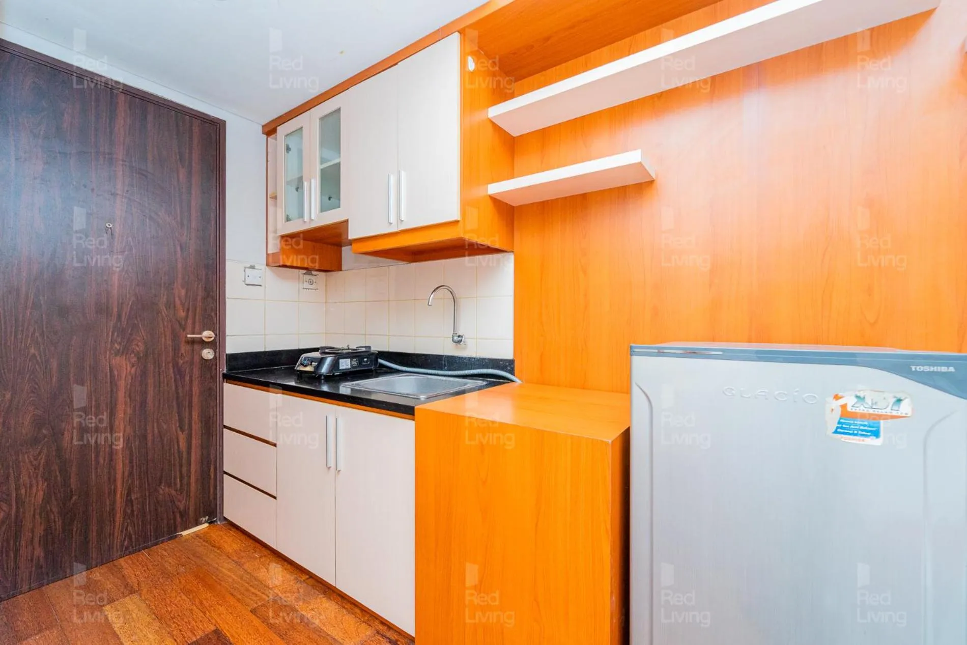 Kitchen or kitchenette in RedLiving Apartemen Serpong Green View - Nawawih Room Tower B