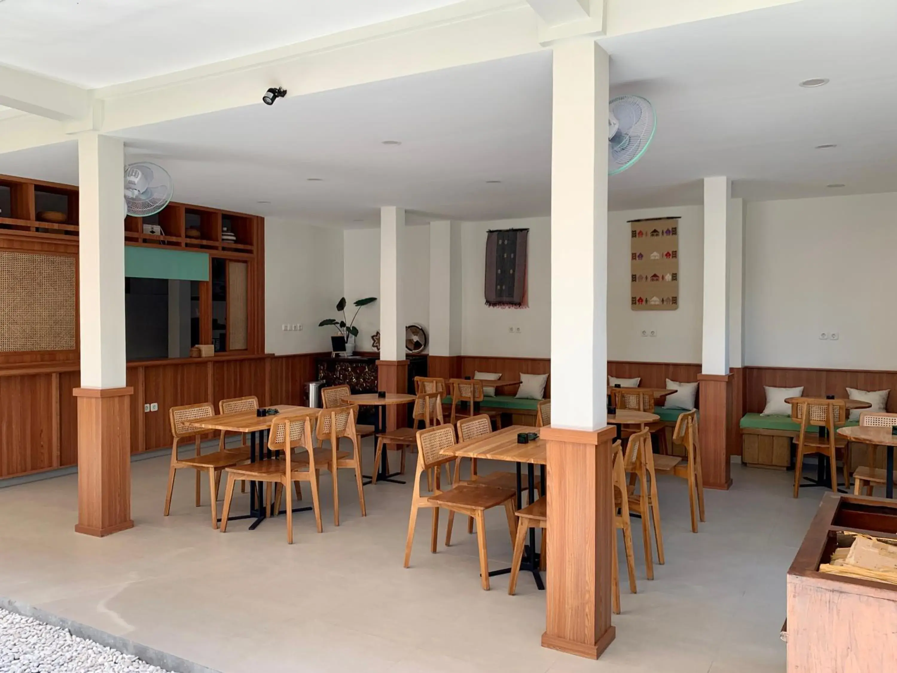 Restaurant/places to eat in Roots Hotel Senggigi Restaurant/places to eat in Roots Hotel Senggigi