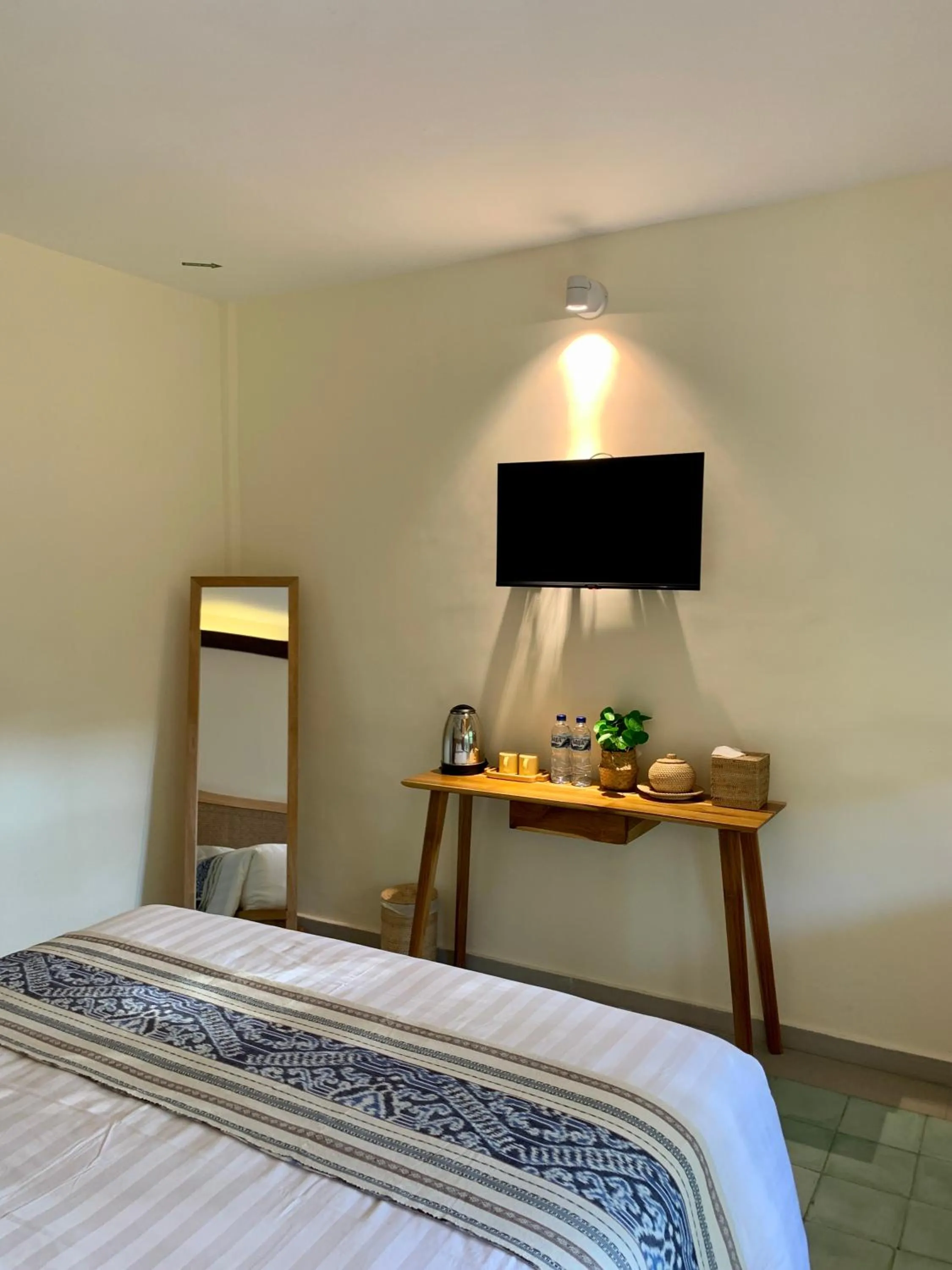 TV and multimedia, Bed in Roots Hotel Senggigi