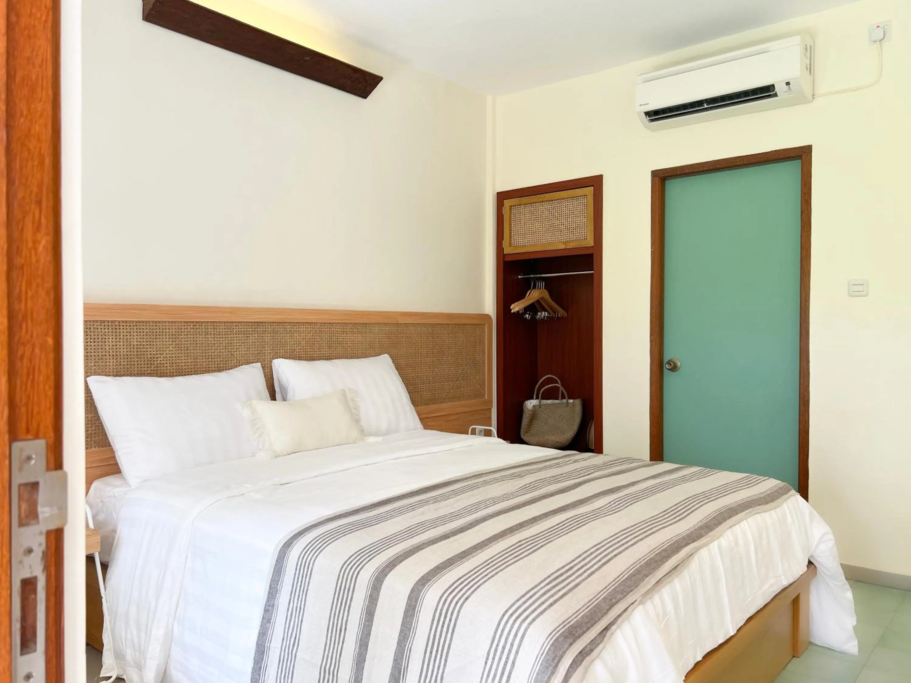 Bedroom, Bed in Roots Hotel Senggigi