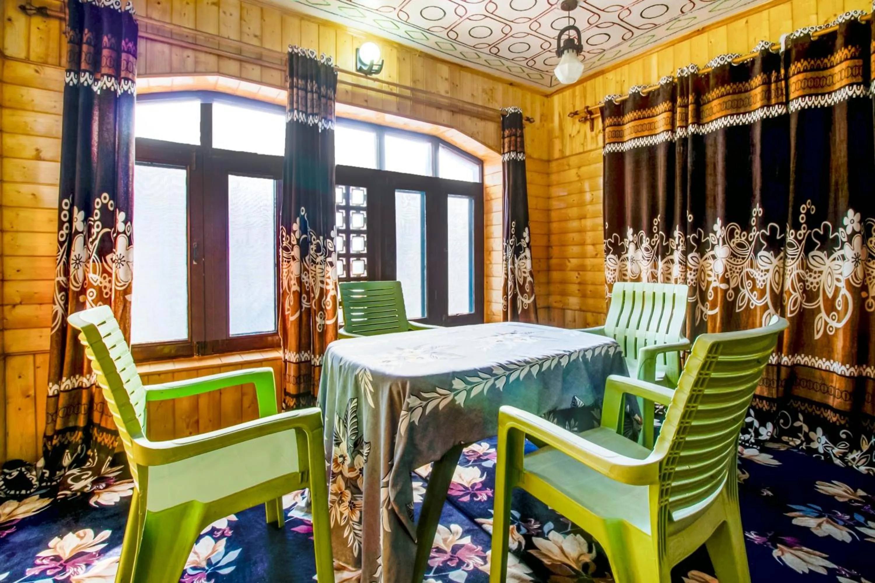 Dining area in Collection O Brein Nishat Formerly Continental Guest House