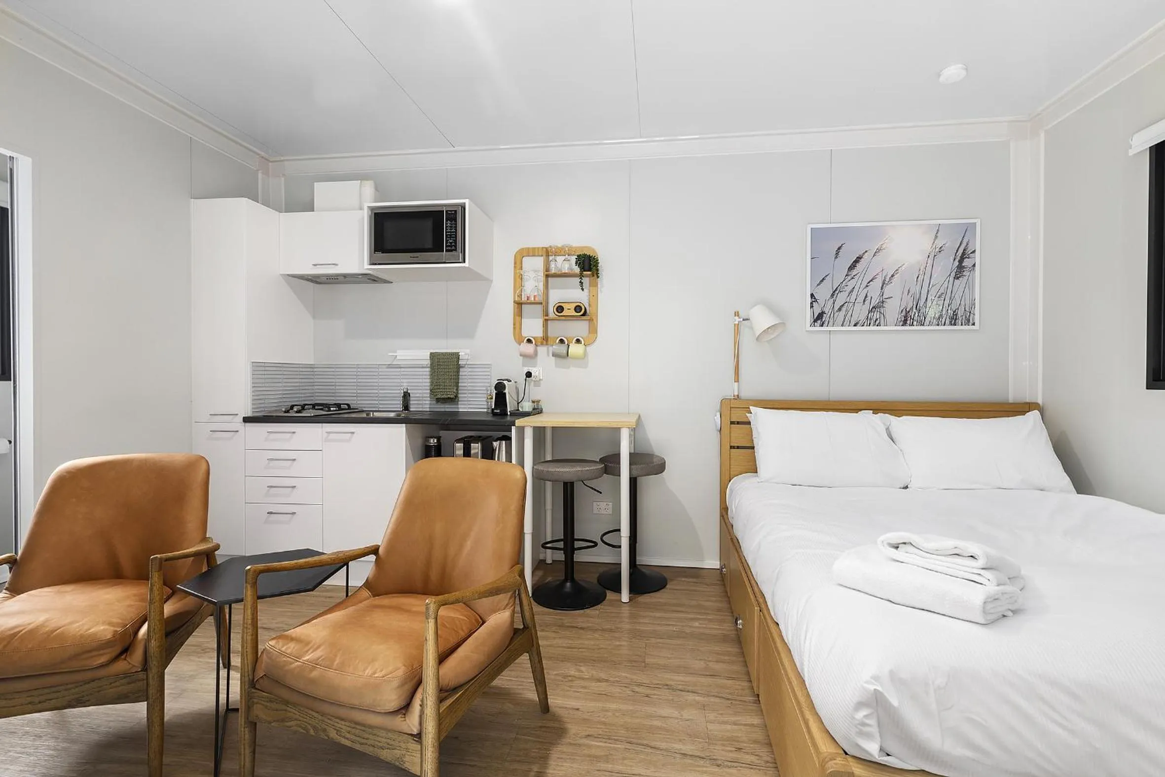 Living room, Bed in 2 Peas In A Pod