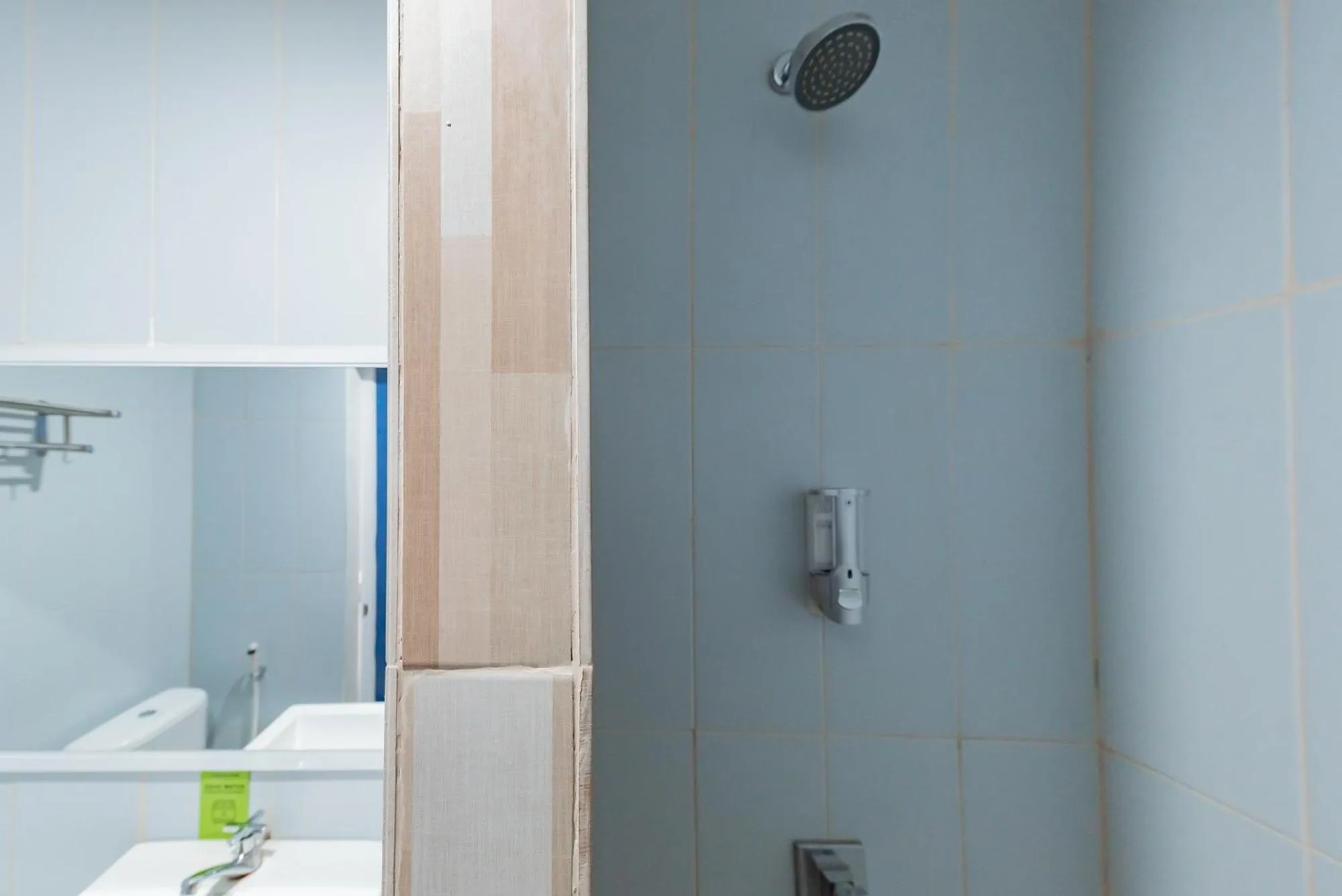 Shower in Urbanview Hotel Yoga Palangkaraya by RedDoorz
