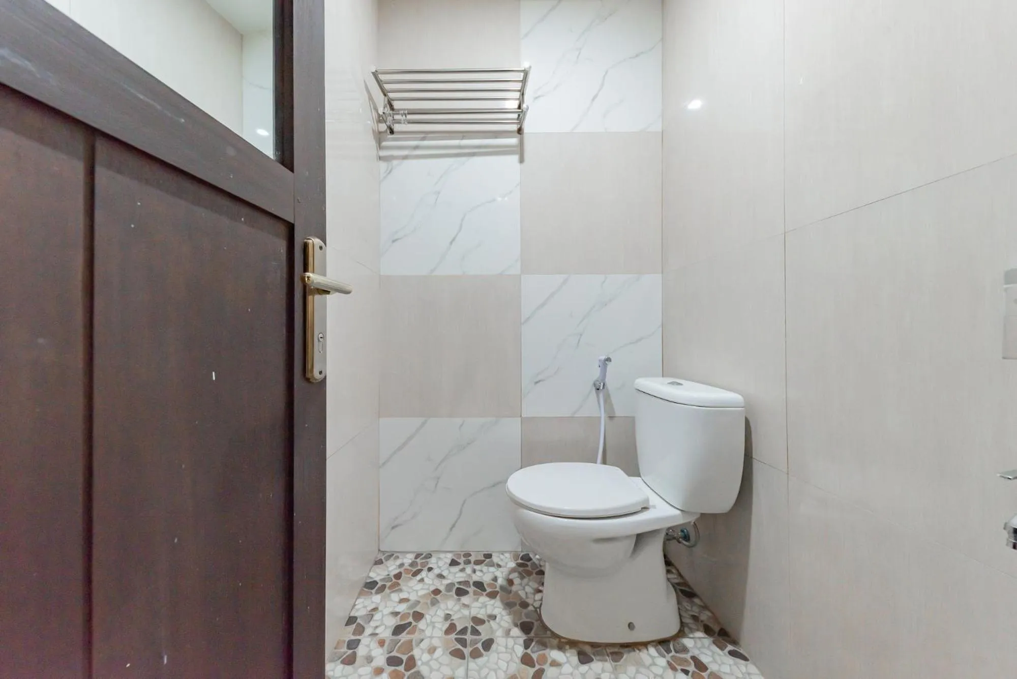 Toilet in Urbanview Hotel Yoga Palangkaraya by RedDoorz