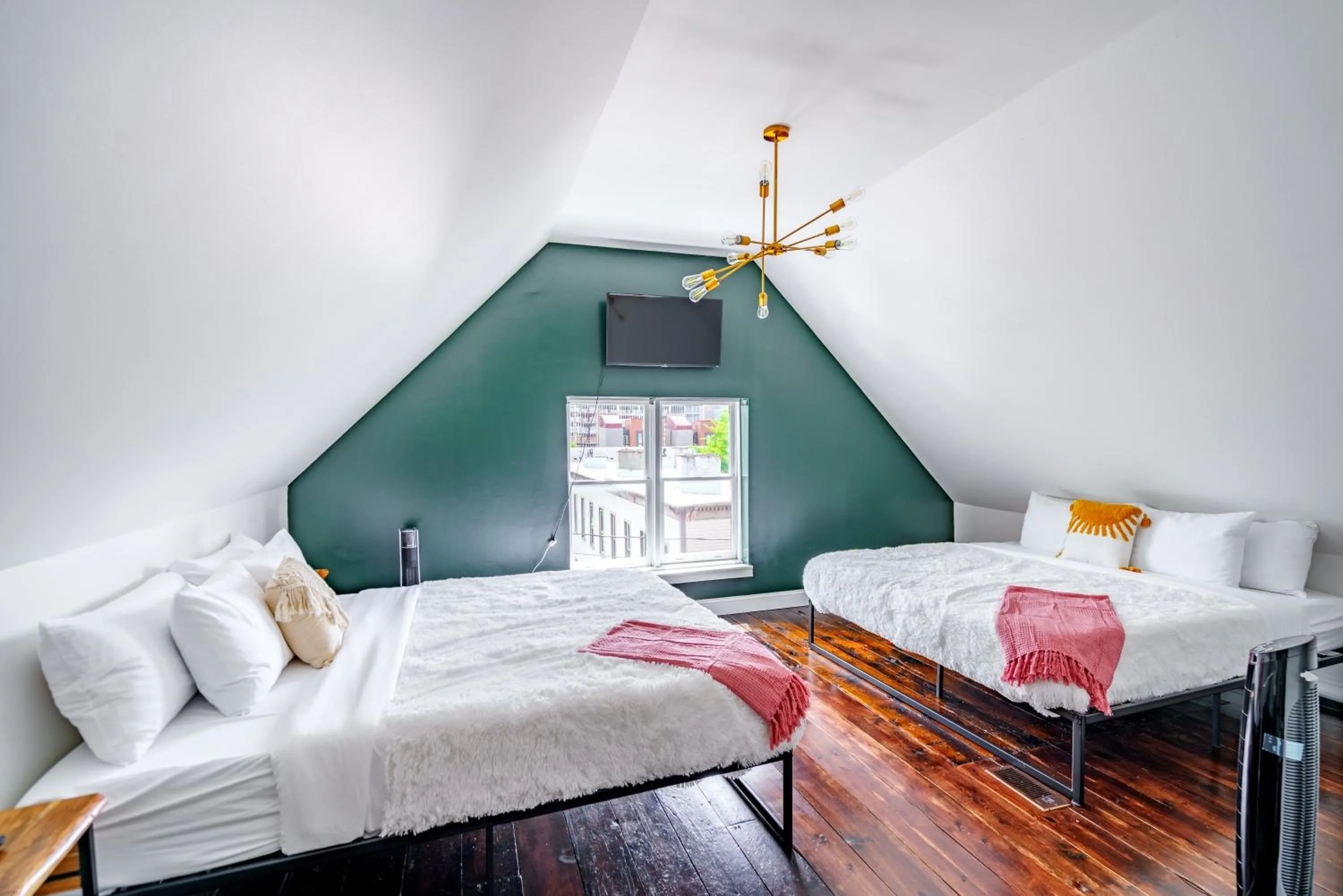 Bed in Jungle House Urban Lofts - Short North & Convention Center