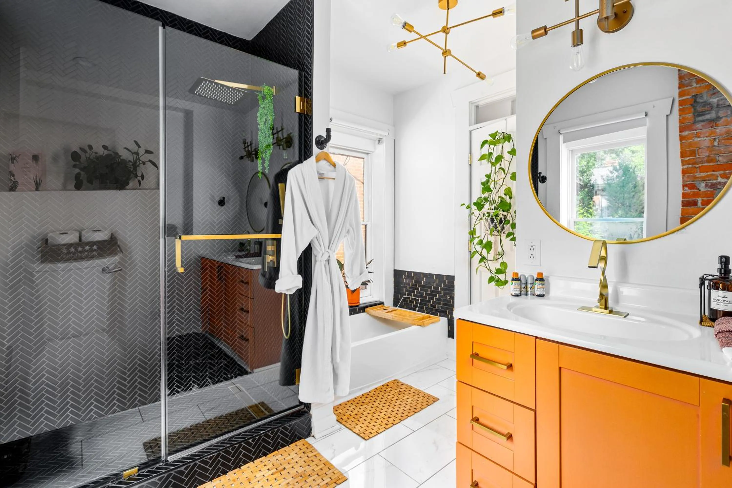 Shower in Jungle House Urban Lofts - Short North & Convention Center