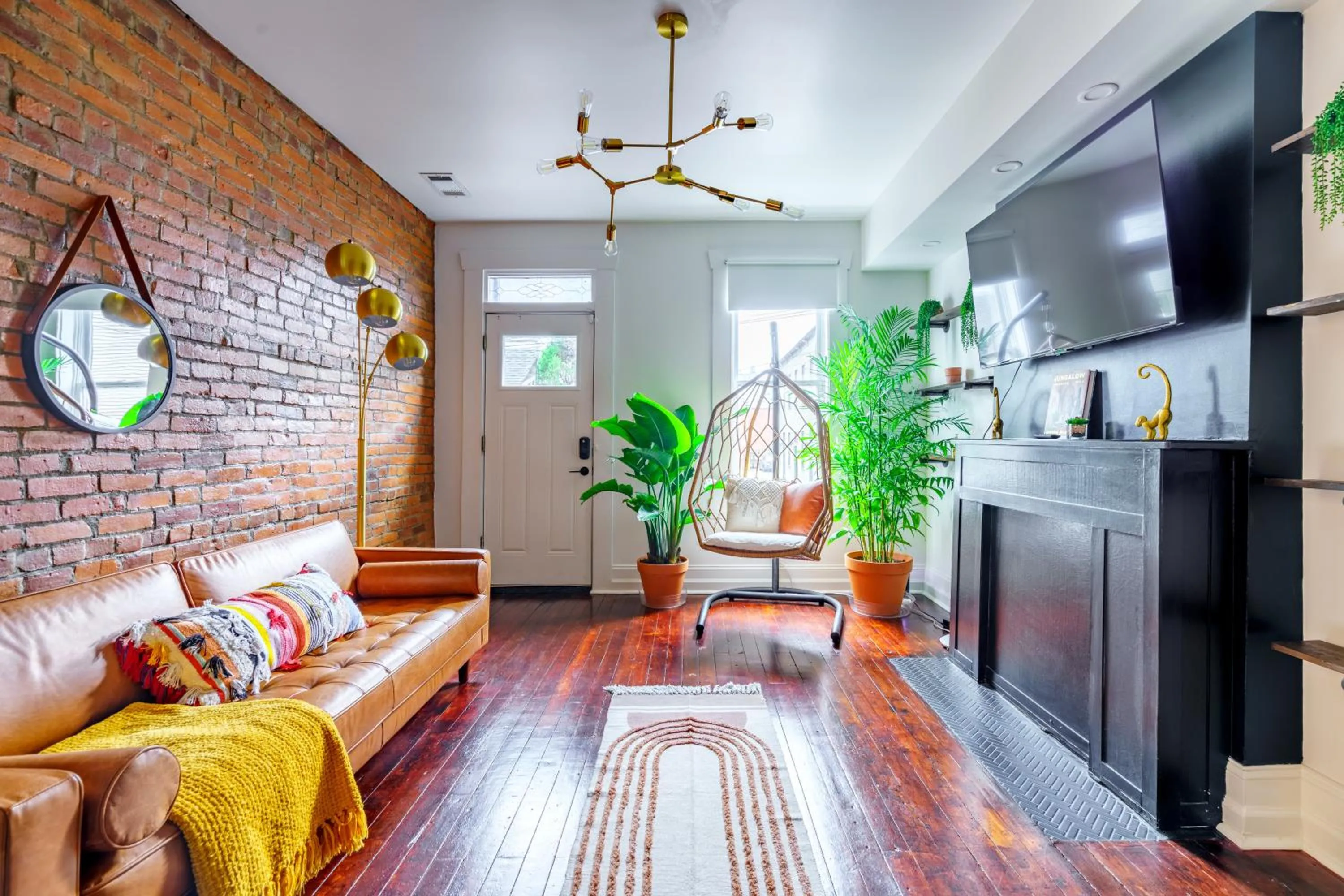 TV and multimedia in Jungle House Urban Lofts - Short North & Convention Center