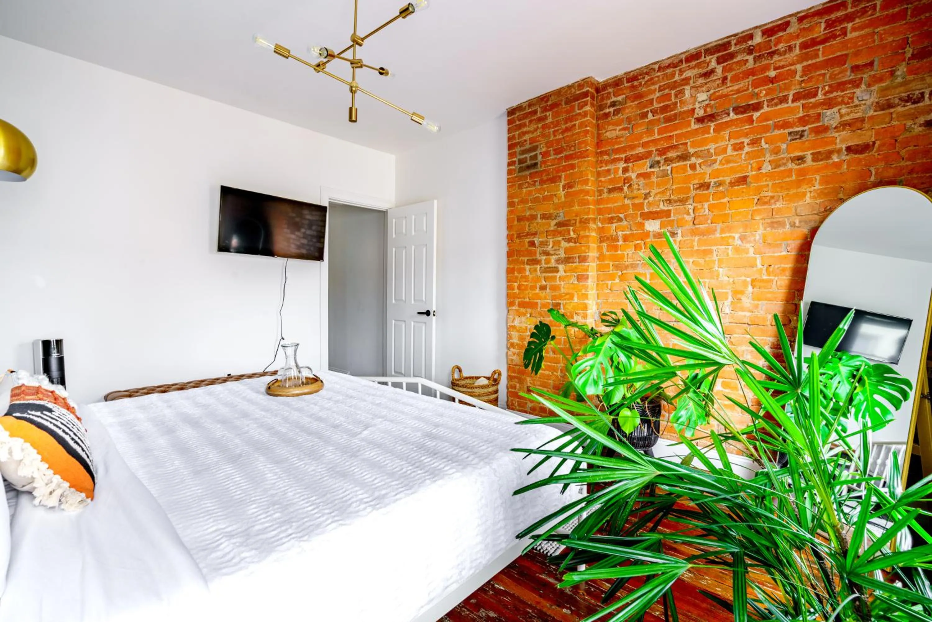 Communal lounge/ TV room, Bed in Jungle House Urban Lofts - Short North & Convention Center