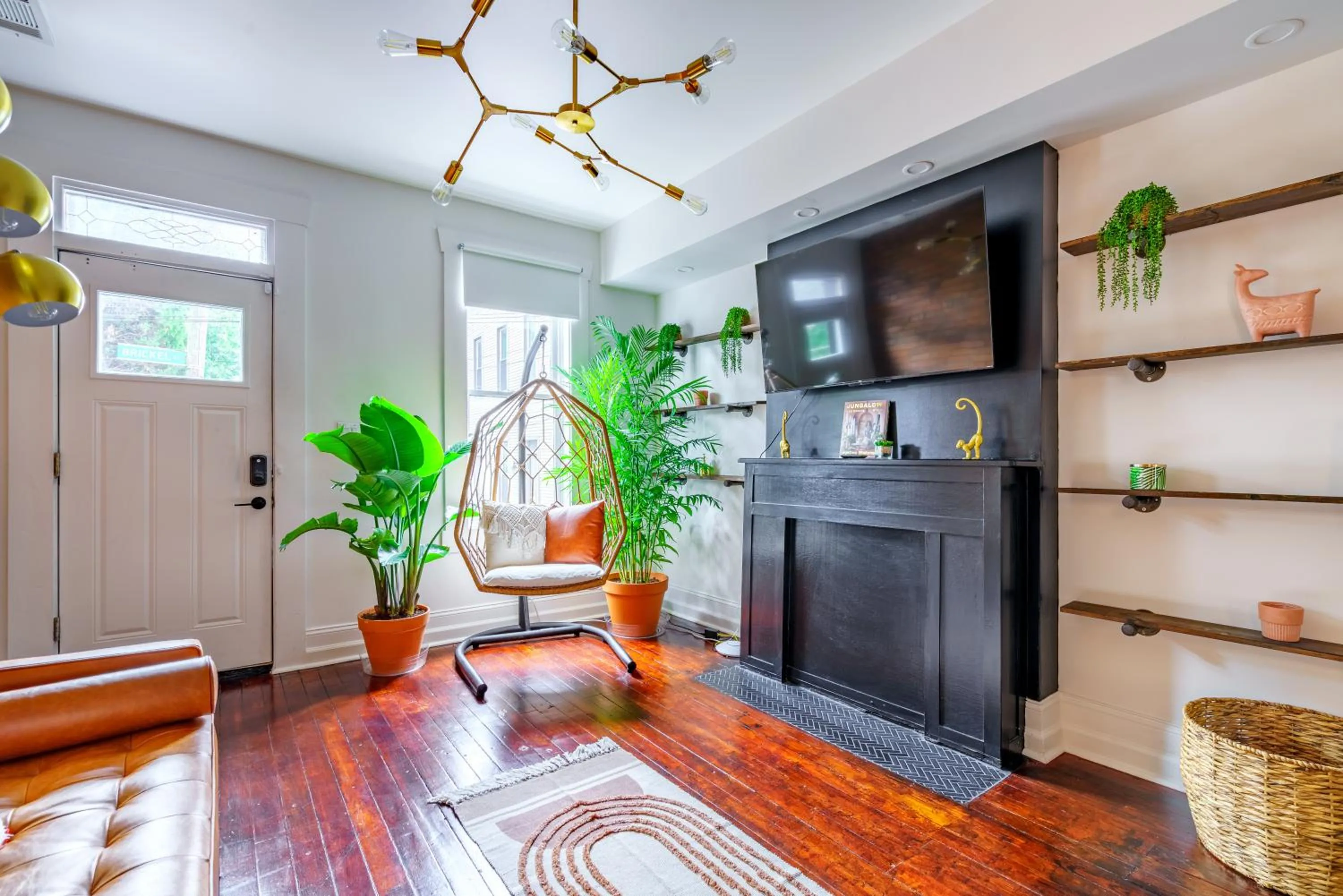 TV and multimedia in Jungle House Urban Lofts - Short North & Convention Center