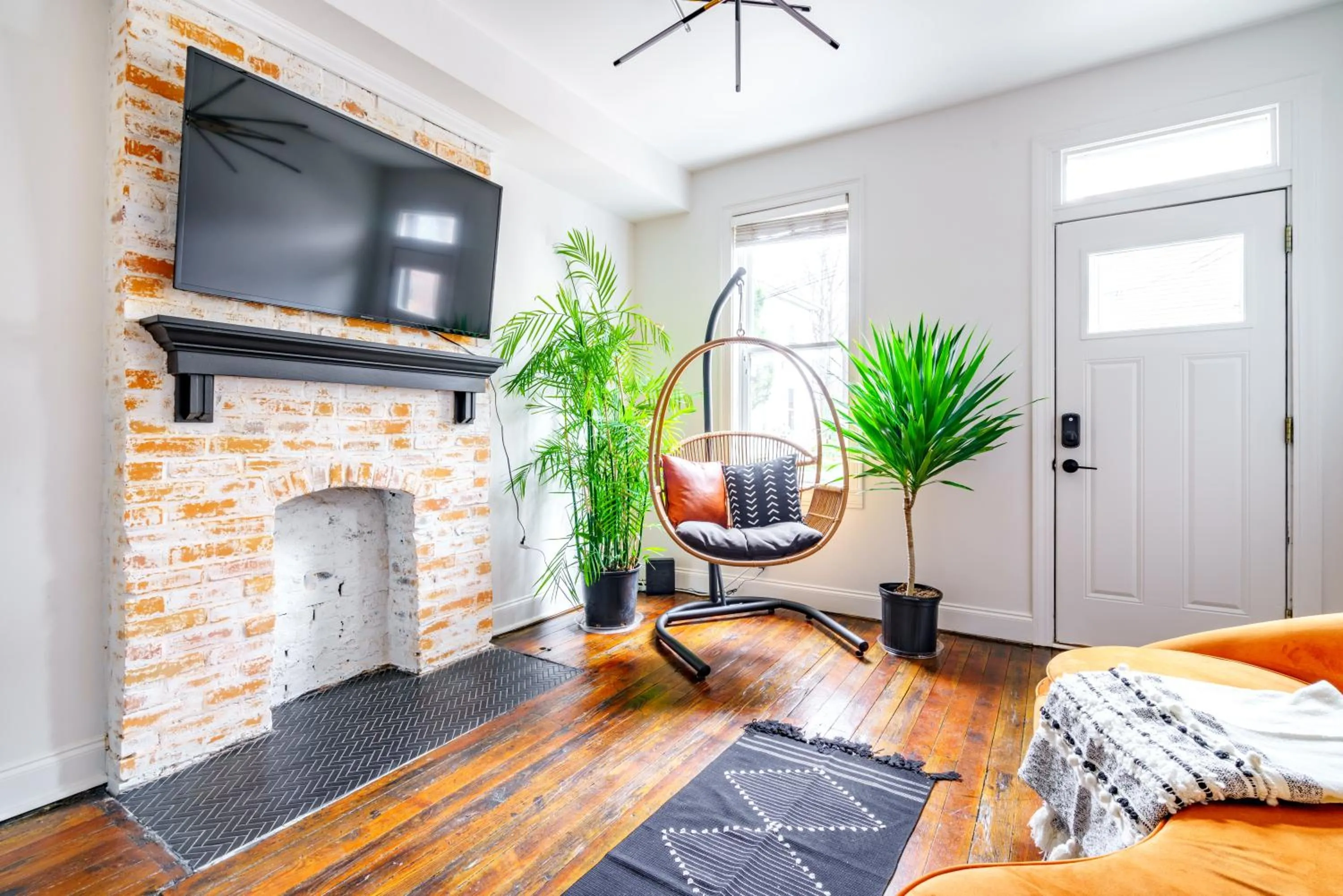 Communal lounge/ TV room in Jungle House Urban Lofts - Short North & Convention Center