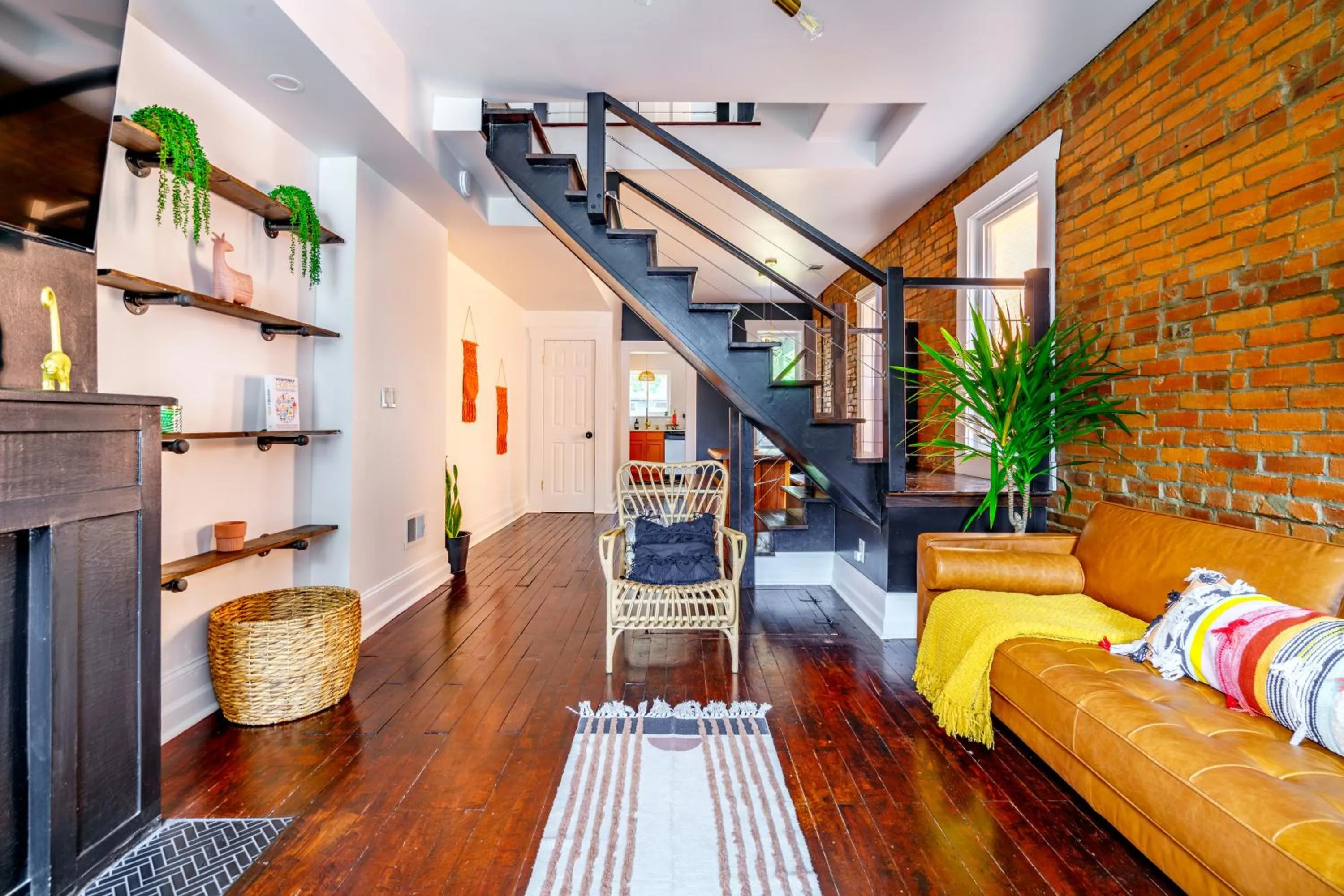 TV and multimedia in Jungle House Urban Lofts - Short North & Convention Center