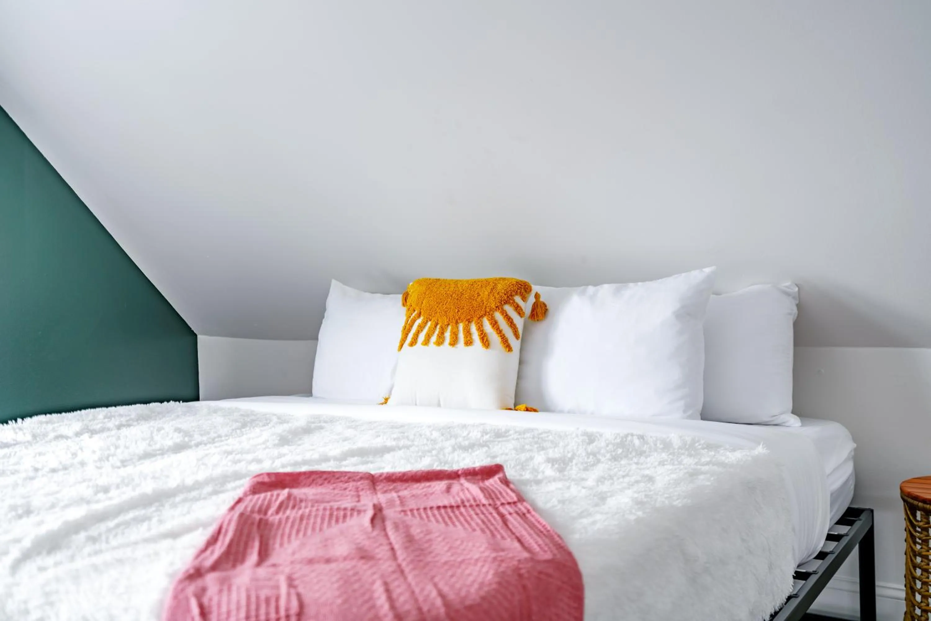 Bed in Jungle House Urban Lofts - Short North & Convention Center
