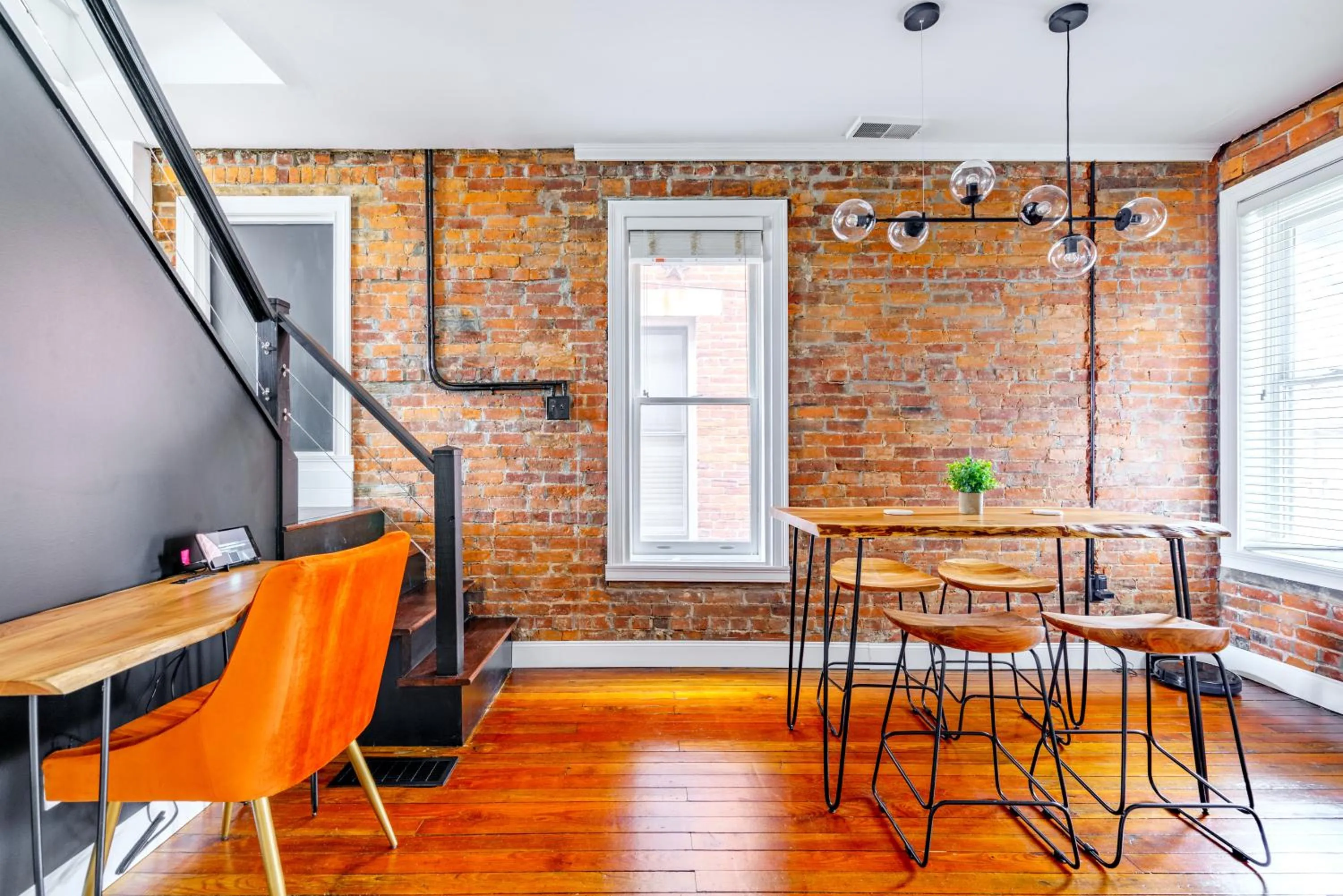 TV and multimedia in Jungle House Urban Lofts - Short North & Convention Center