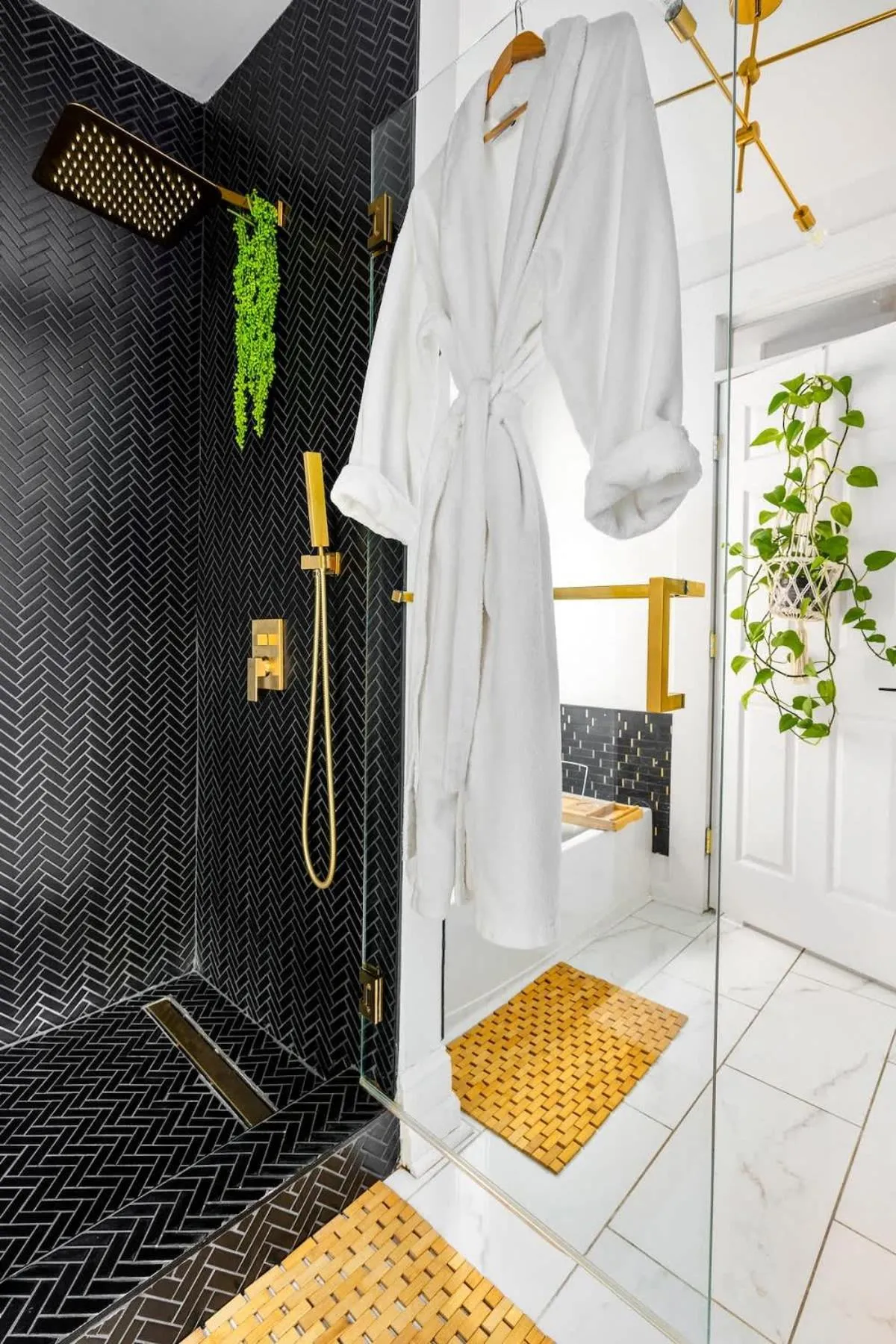 Shower in Jungle House Urban Lofts - Short North & Convention Center