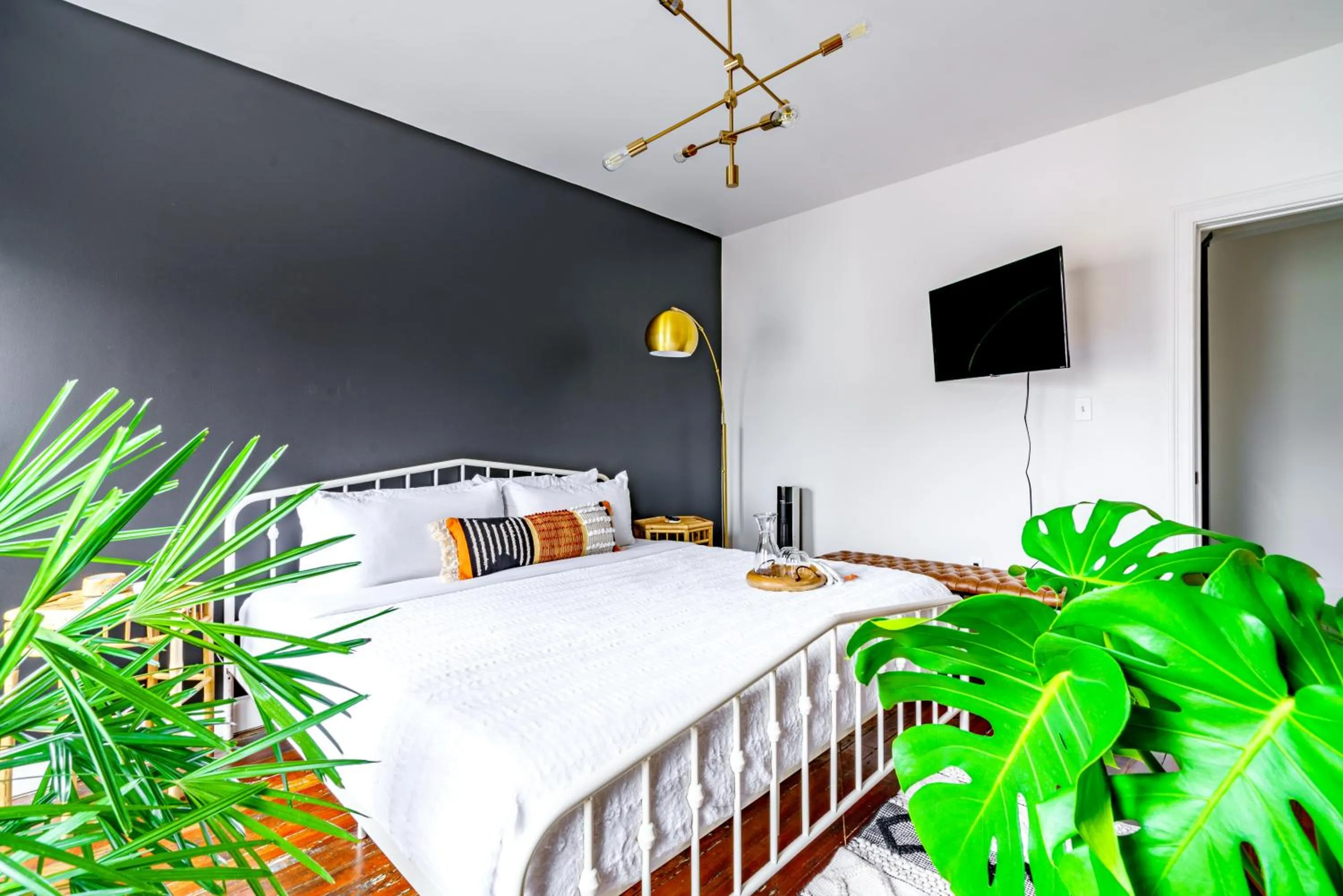 Communal lounge/ TV room, Bed in Jungle House Urban Lofts - Short North & Convention Center