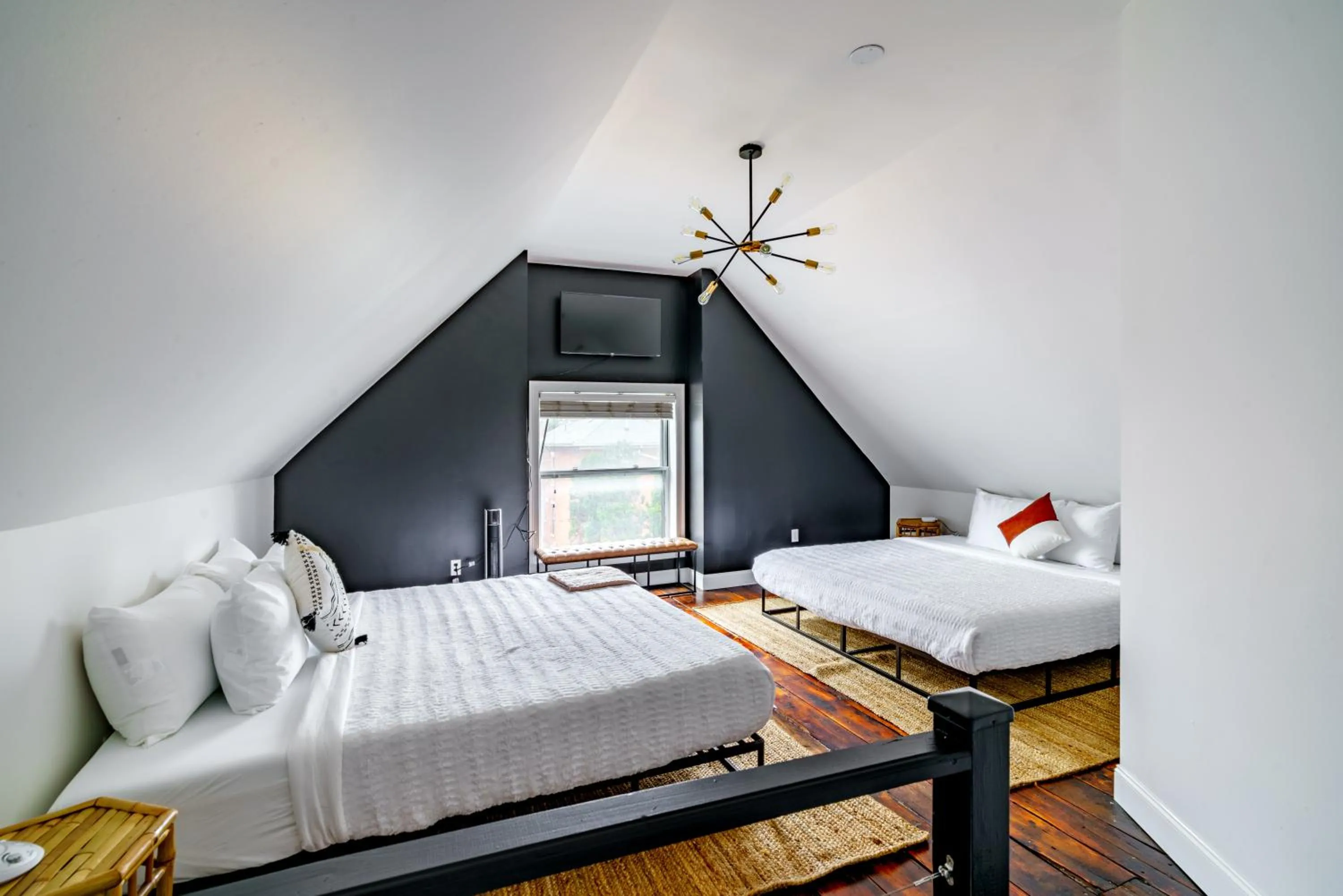 Bed in Jungle House Urban Lofts - Short North & Convention Center