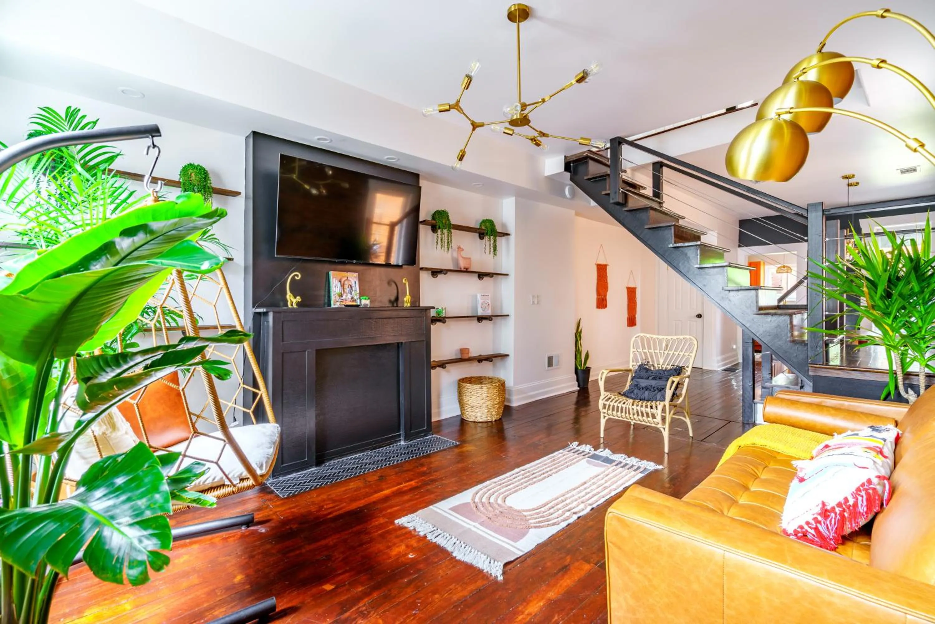 TV and multimedia in Jungle House Urban Lofts - Short North & Convention Center