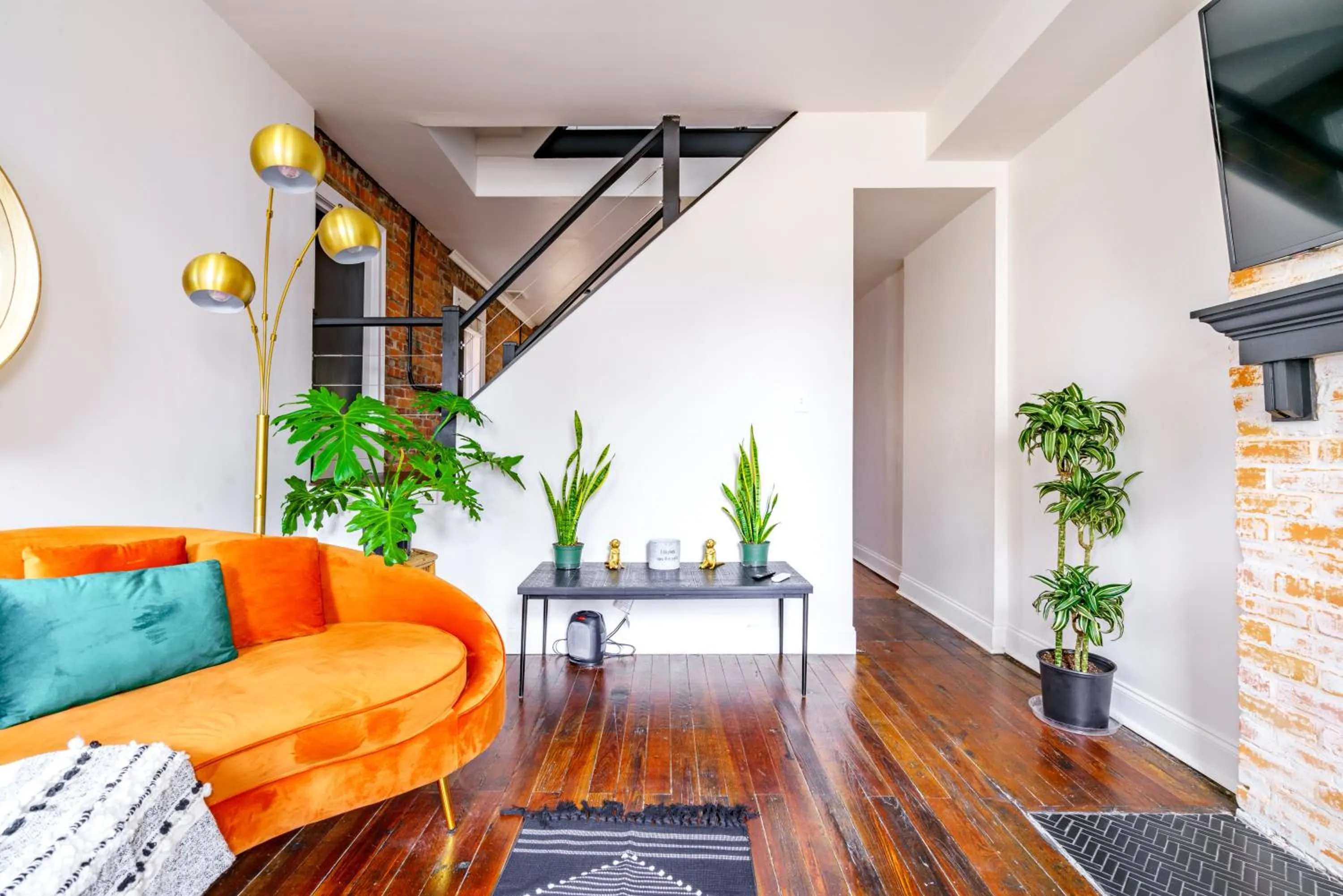 Communal lounge/ TV room in Jungle House Urban Lofts - Short North & Convention Center