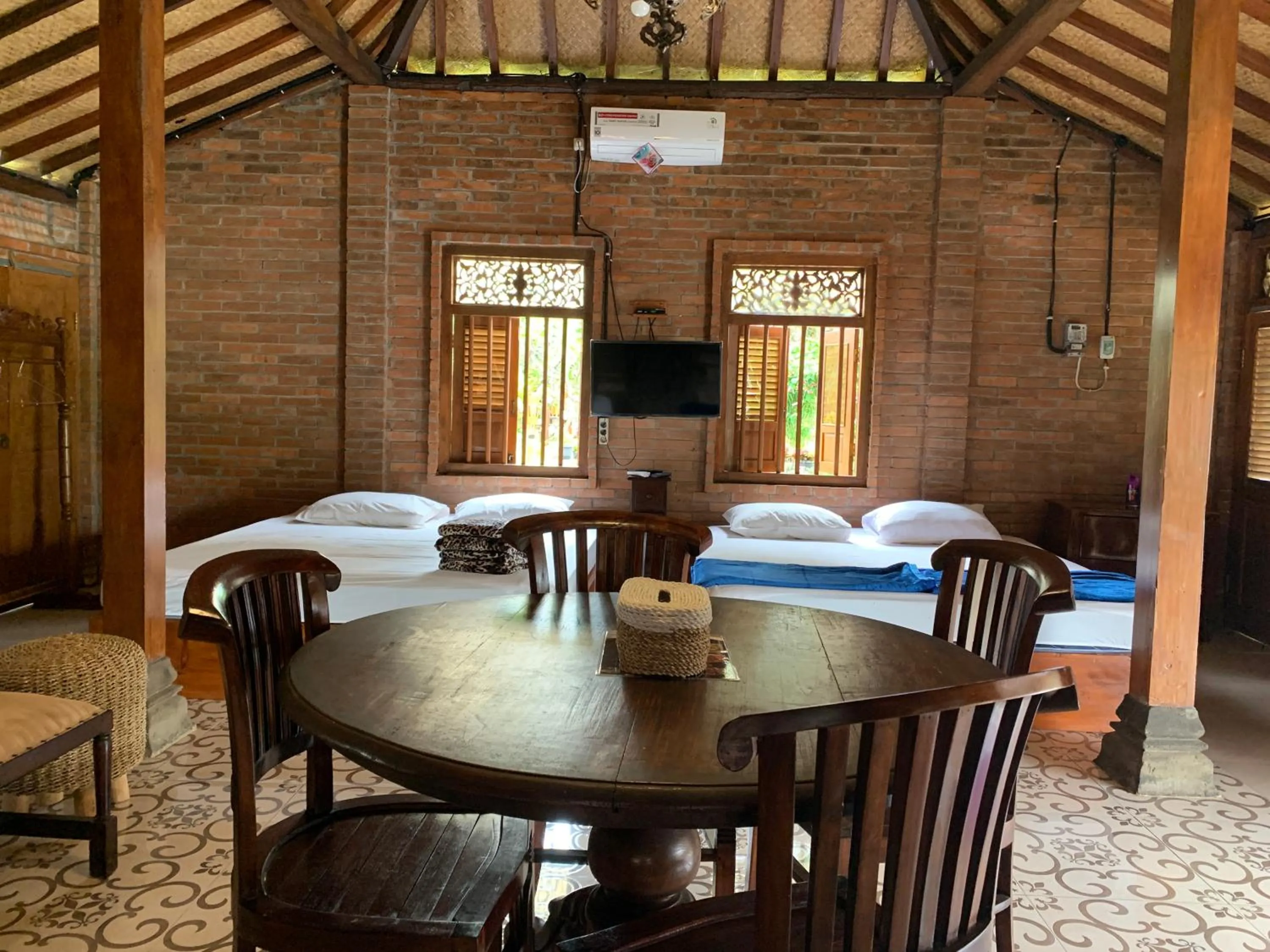 Living room in Omah Mbah Mandor by The Lavana