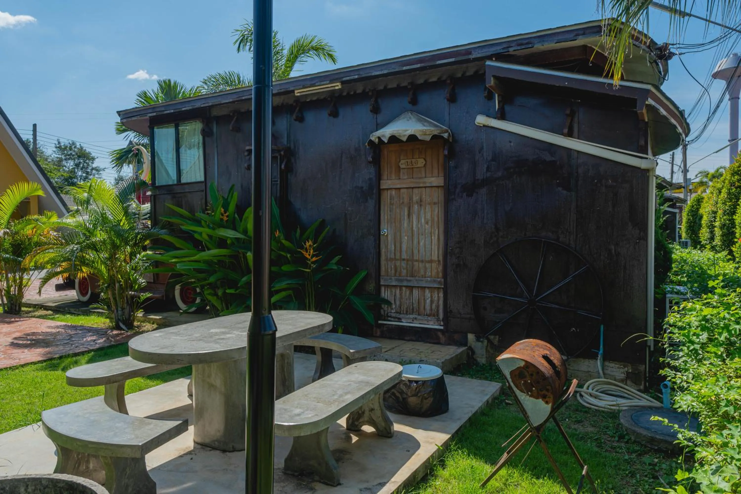 Garden in Apinya Resort Bangsarey