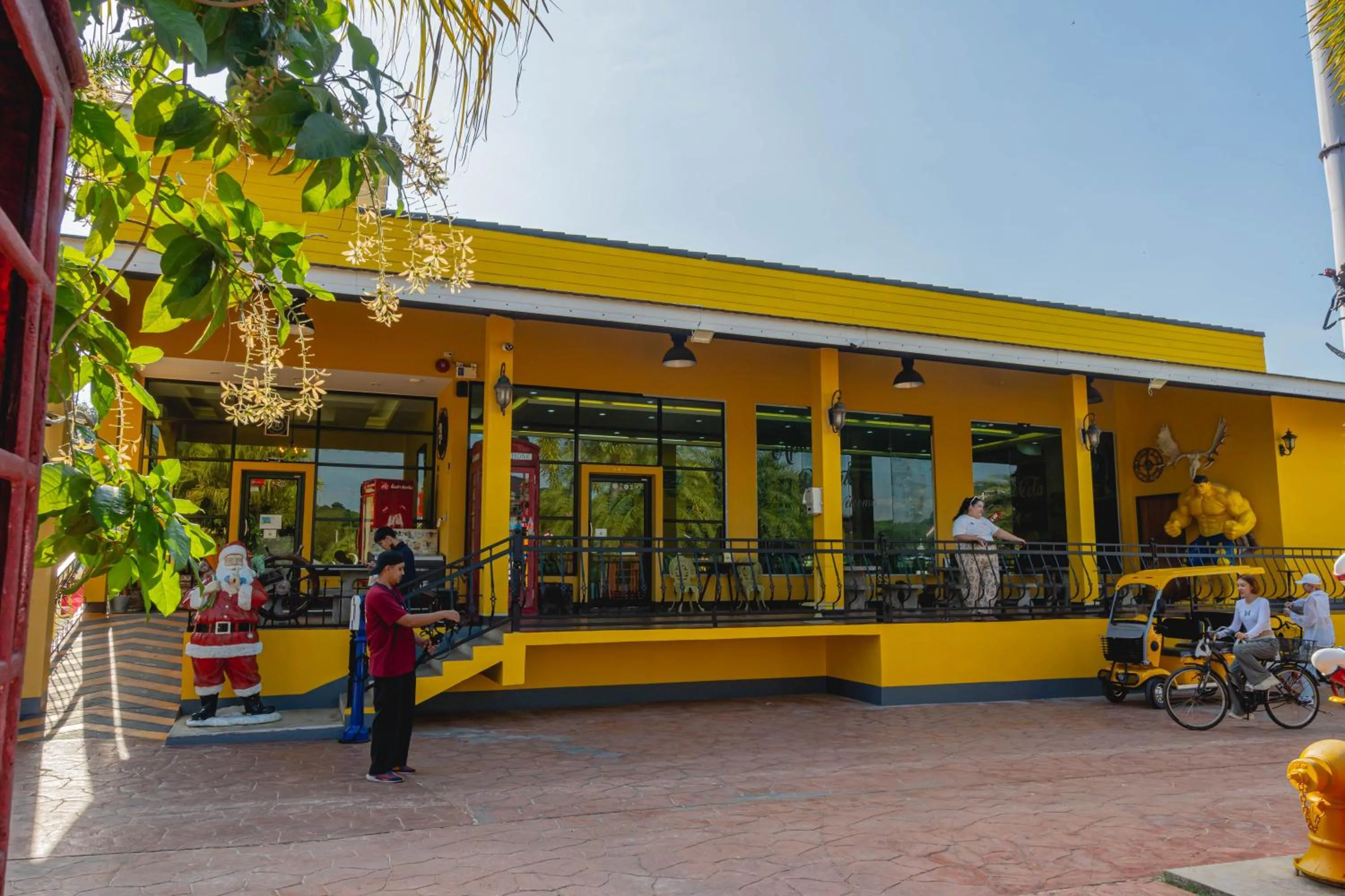 Restaurant/places to eat in Apinya Resort Bangsarey