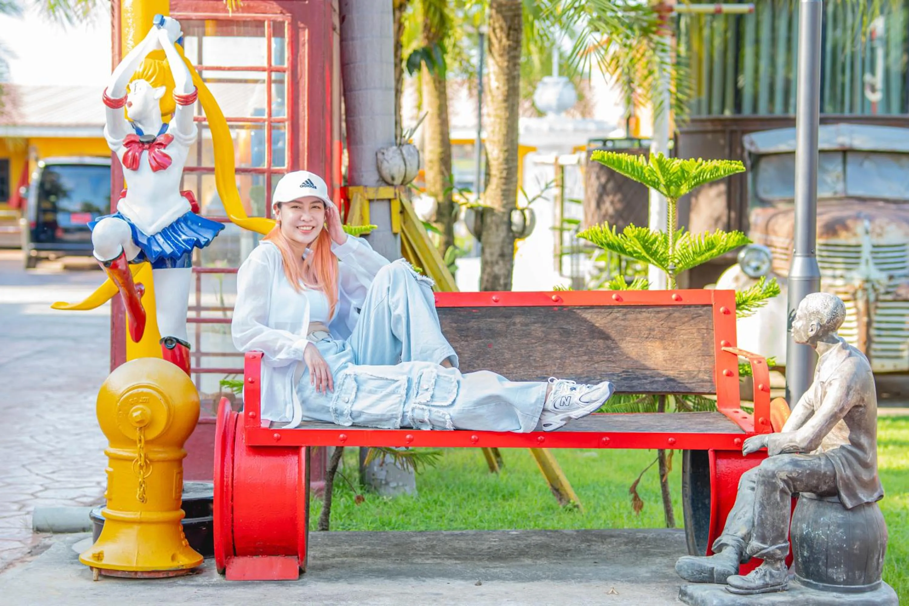 People in Apinya Resort Bangsarey