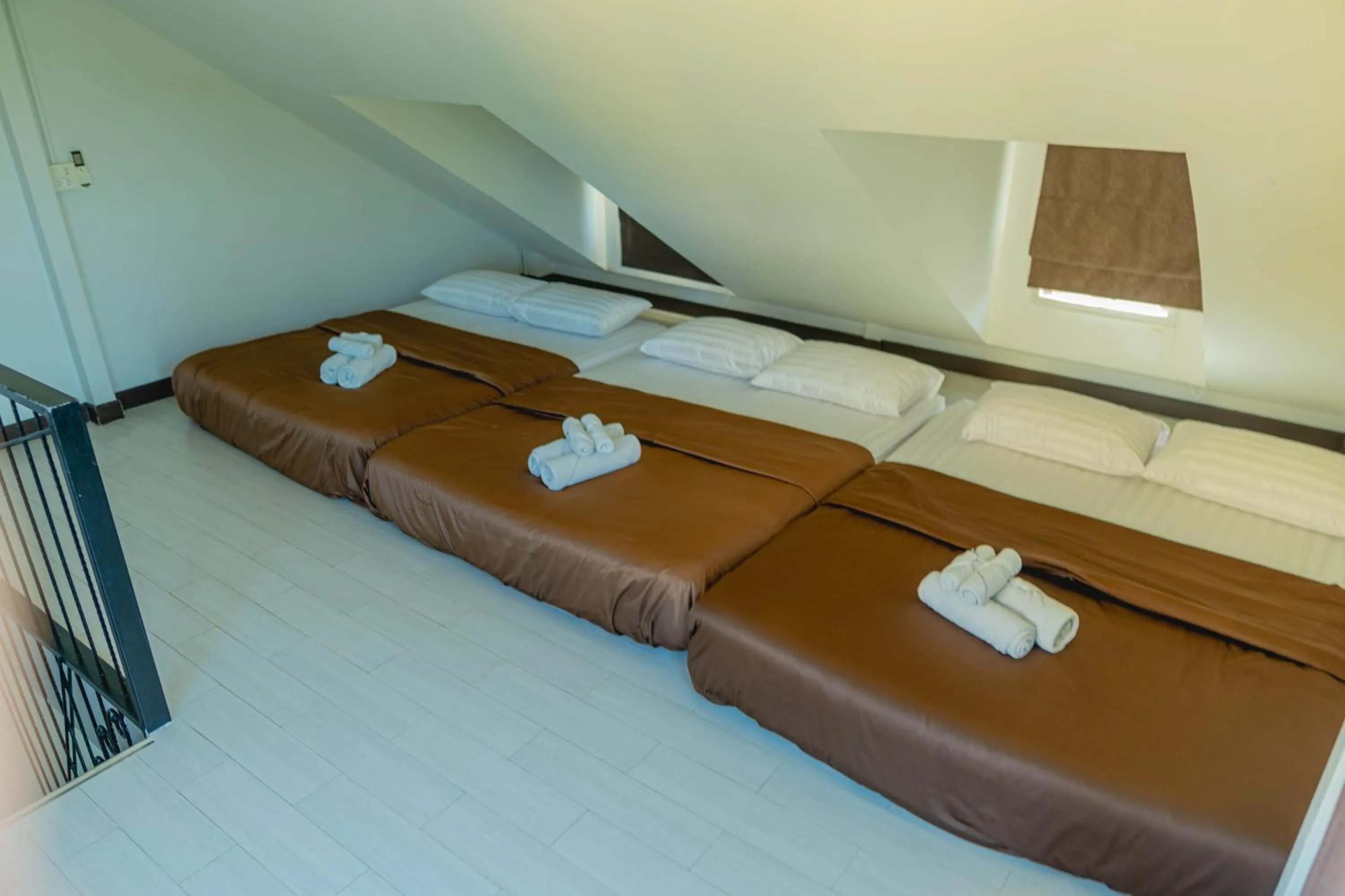 Bed in Apinya Resort Bangsarey