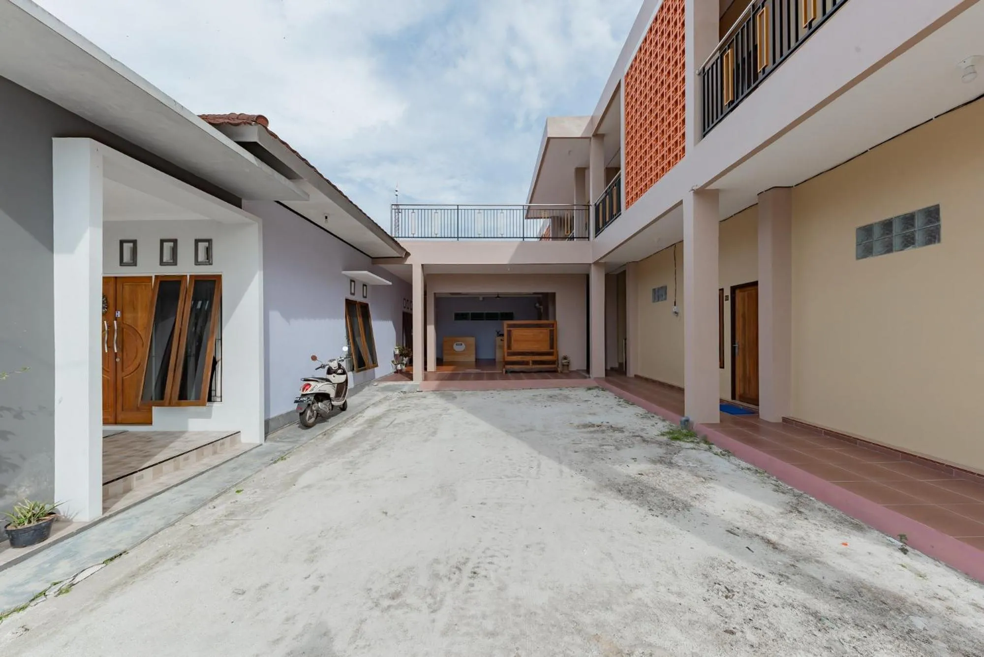 Parking in RedDoorz @ Jln Temanggung Tilung Palangkaraya