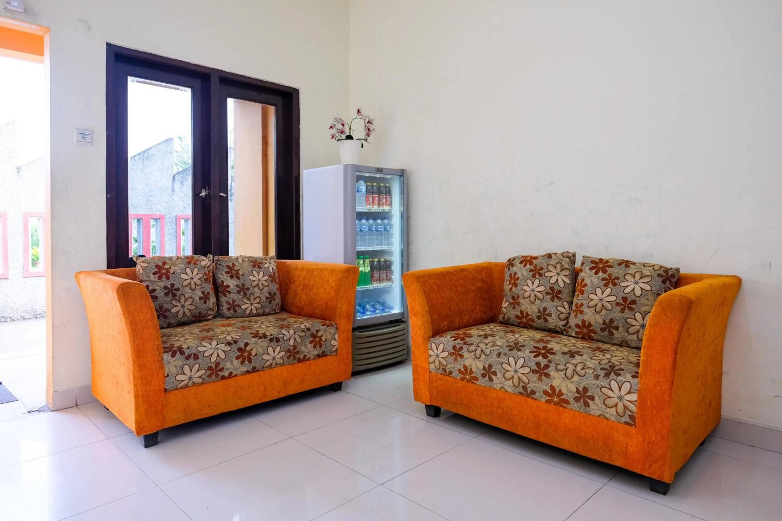 Seating area in RedDoorz @ myRoom UMY