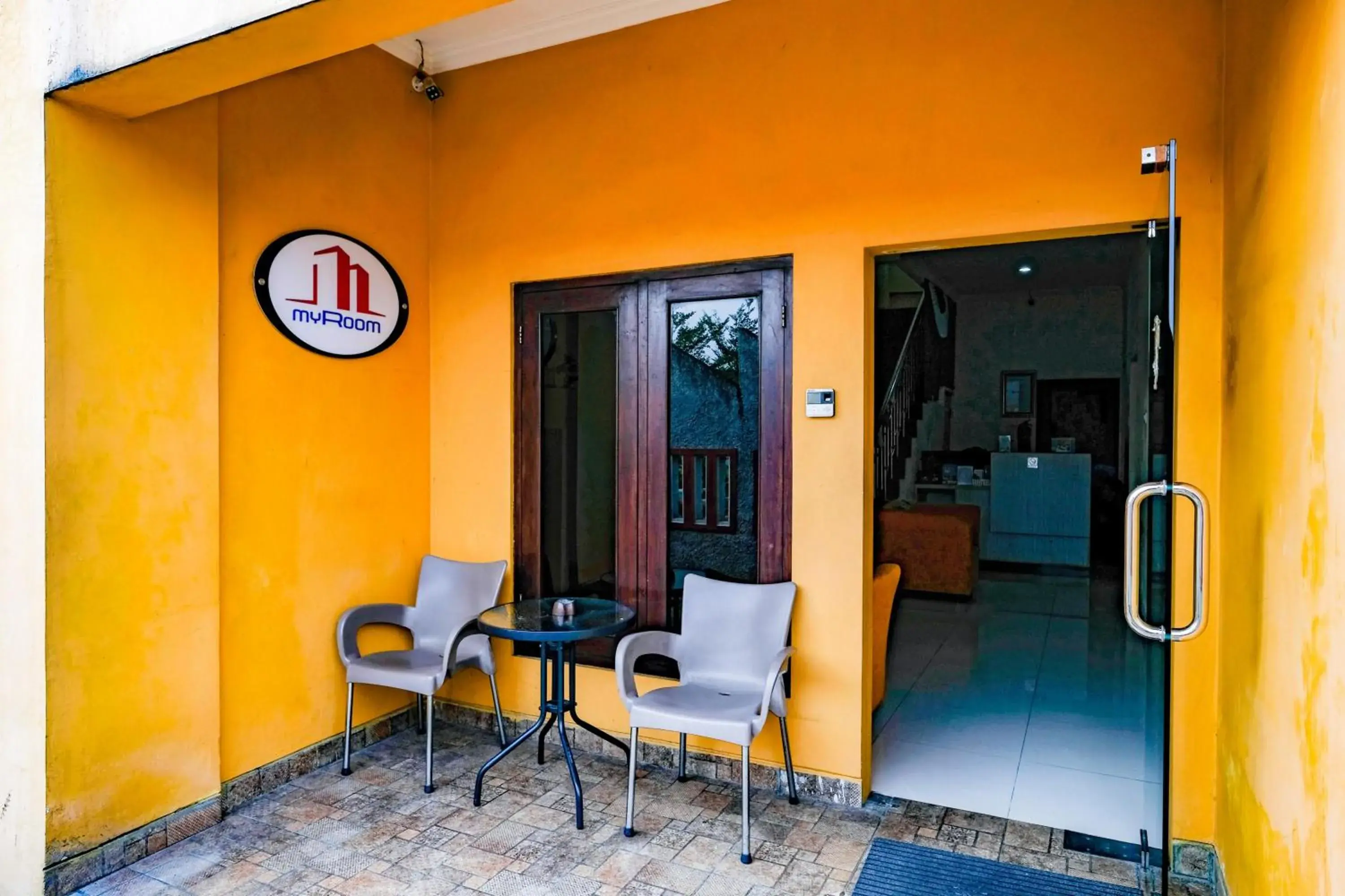 Facade/entrance in RedDoorz @ myRoom UMY Facade/entrance in RedDoorz @ myRoom UMY