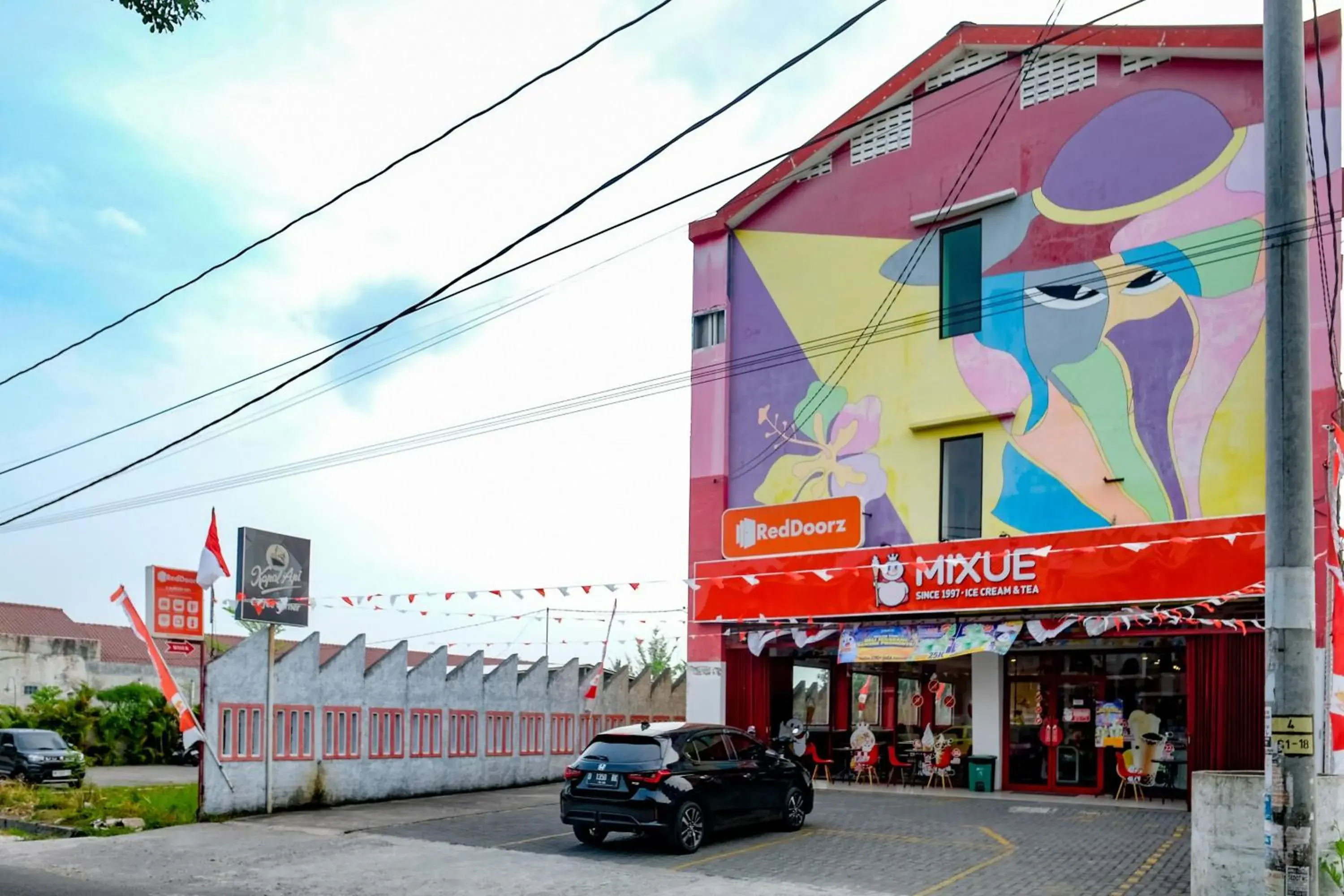 Facade/entrance in RedDoorz @ myRoom UMY Facade/entrance in RedDoorz @ myRoom UMY