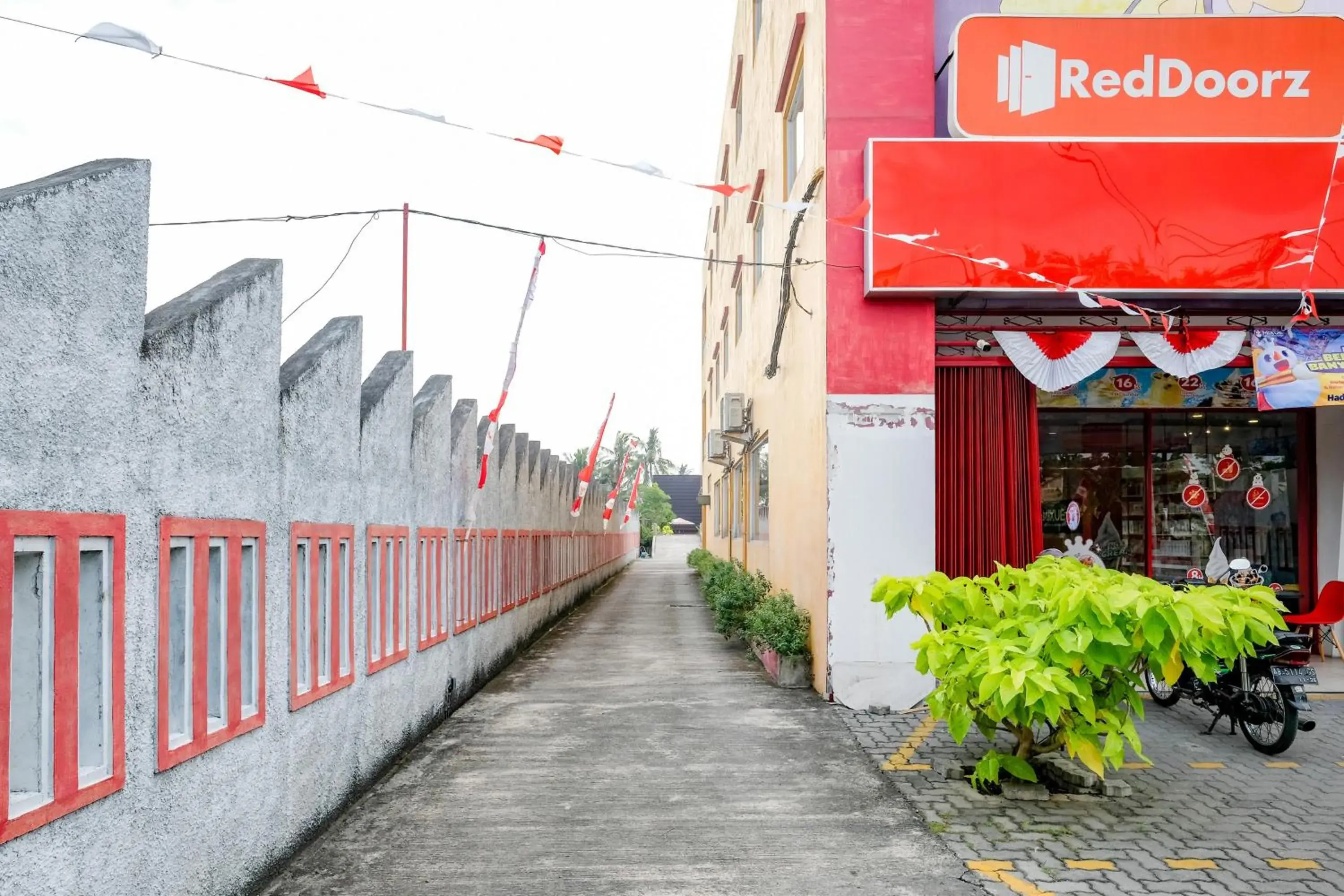 Facade/entrance in RedDoorz @ myRoom UMY Facade/entrance in RedDoorz @ myRoom UMY