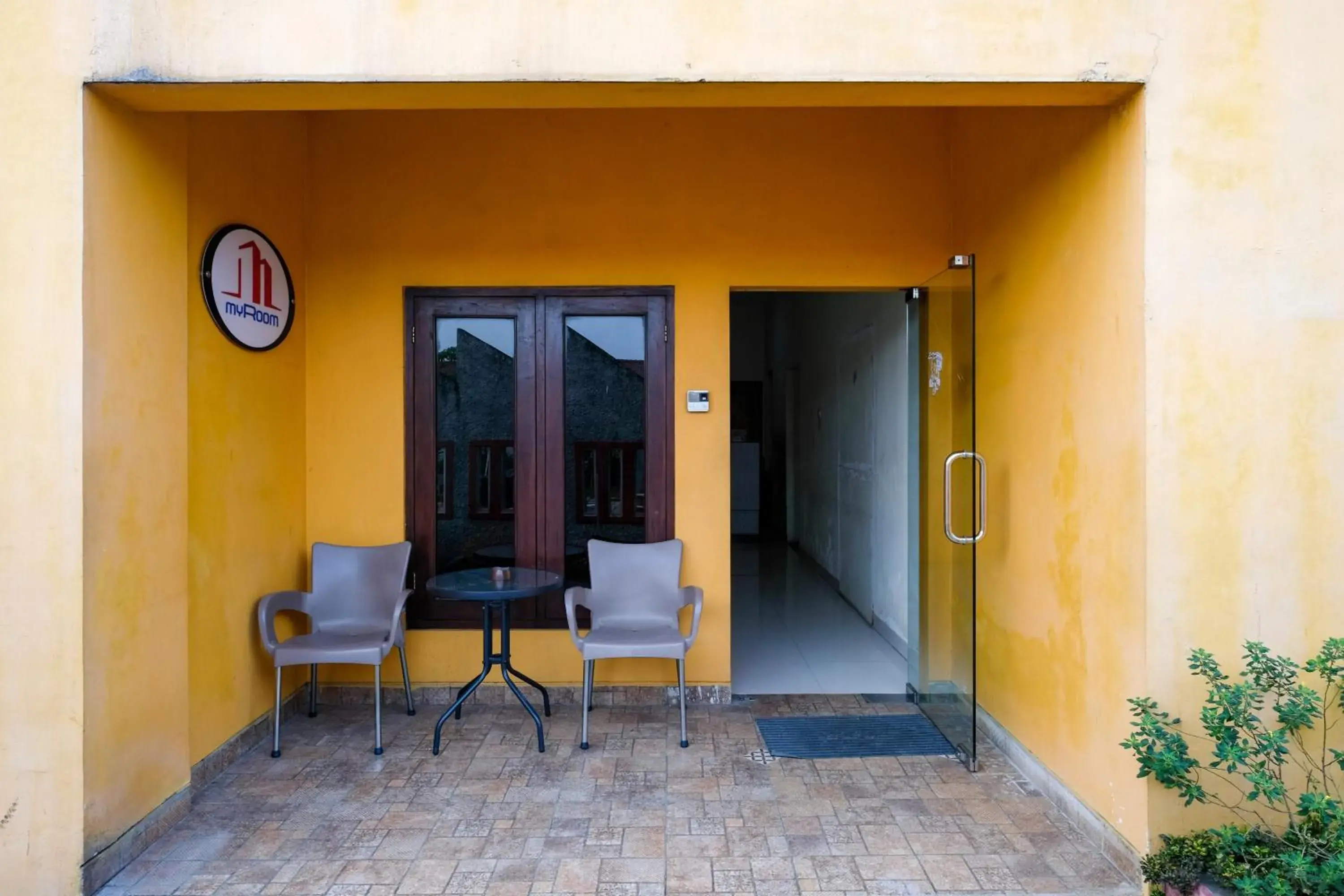 Facade/entrance in RedDoorz @ myRoom UMY Facade/entrance in RedDoorz @ myRoom UMY