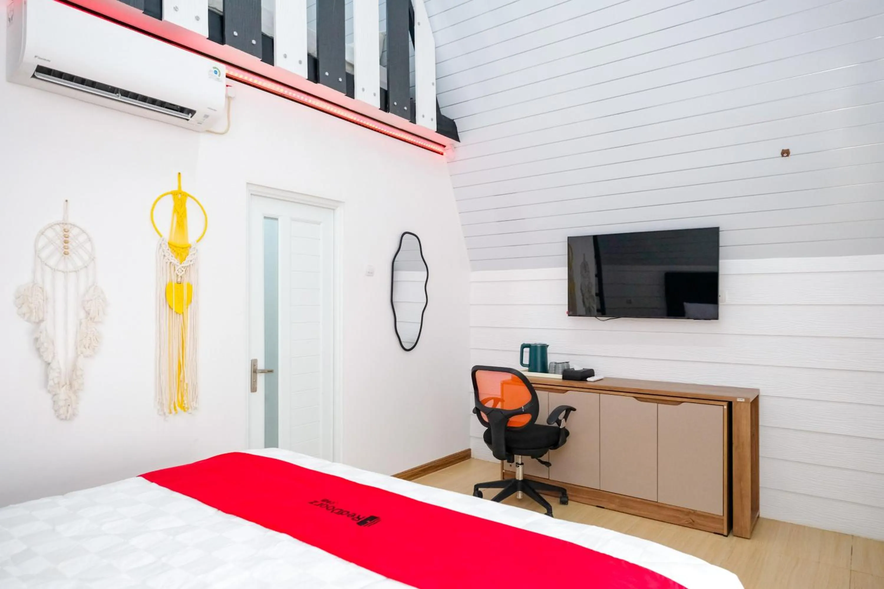 Bedroom, Bed in RedDoorz @ myRoom UMY