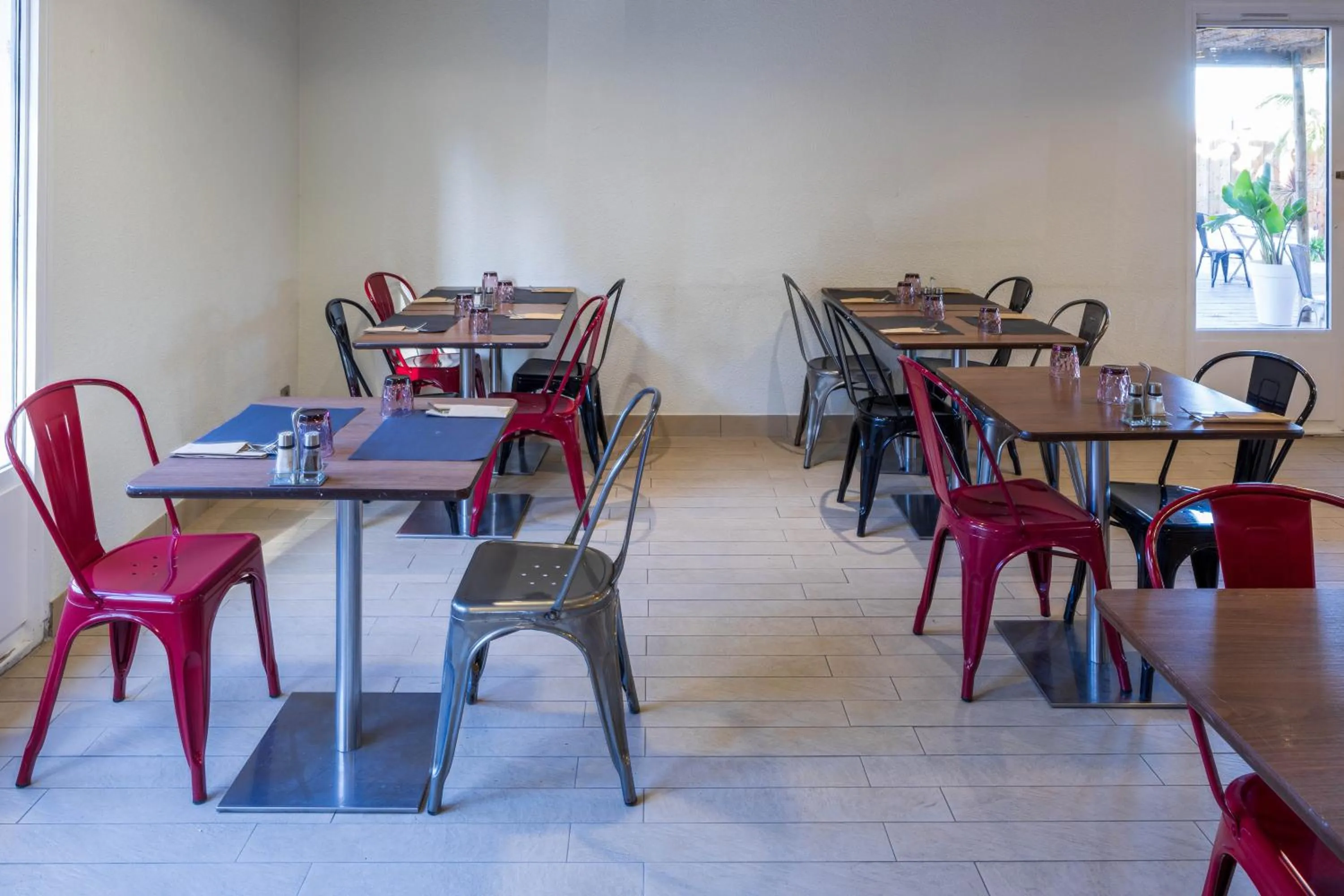 Restaurant/Places to Eat in Campanile Arles