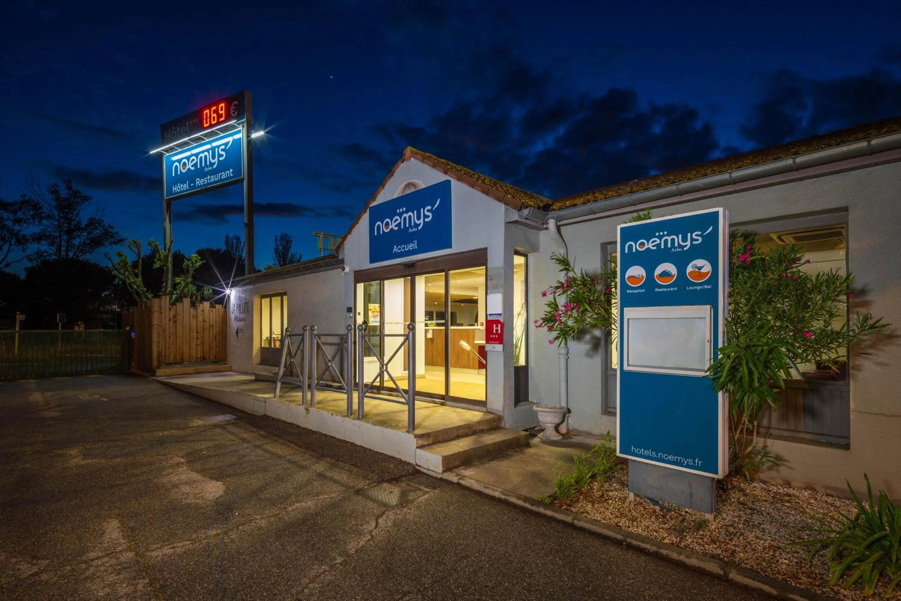 Facade/entrance in Campanile Arles