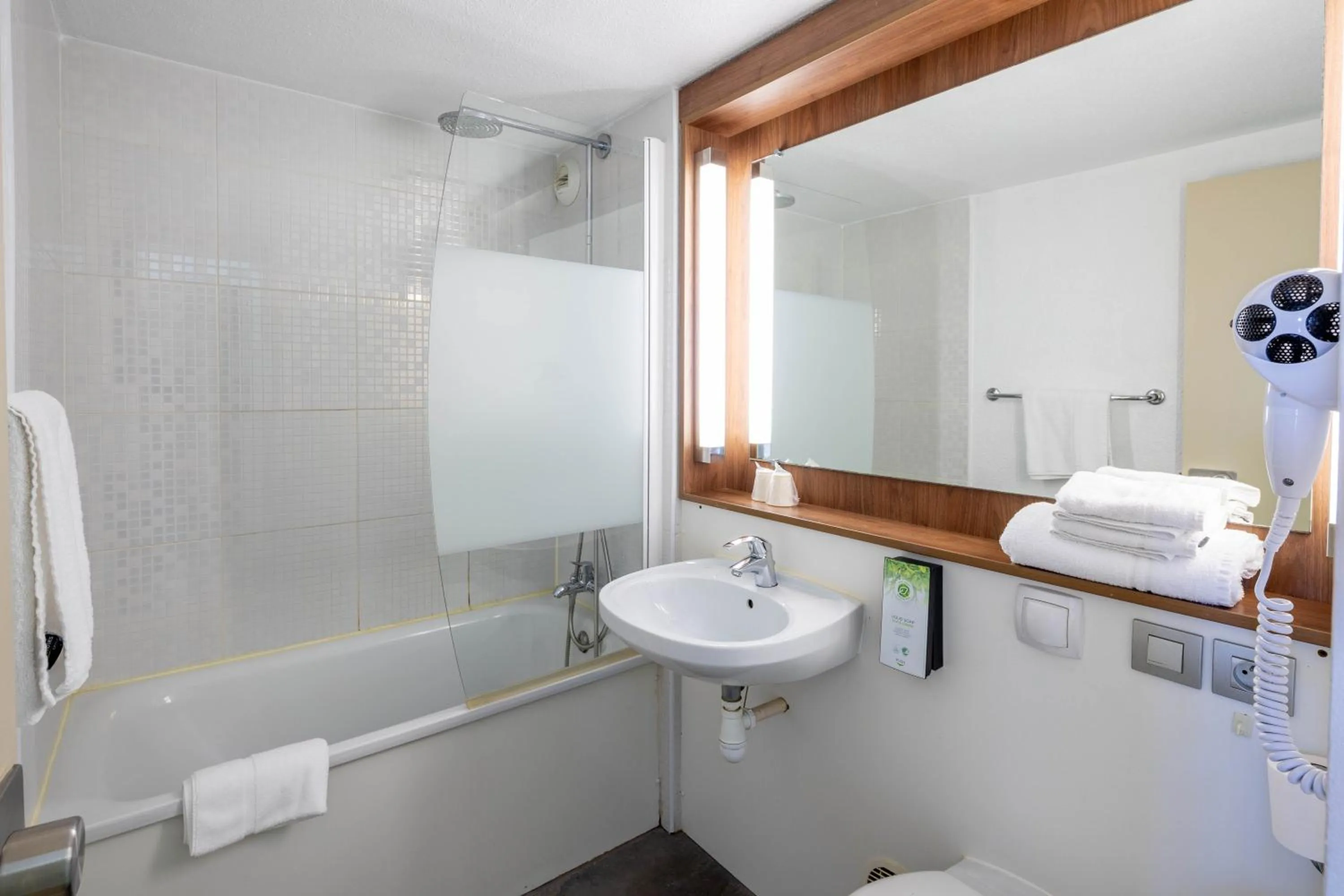 Bathroom in Campanile Arles