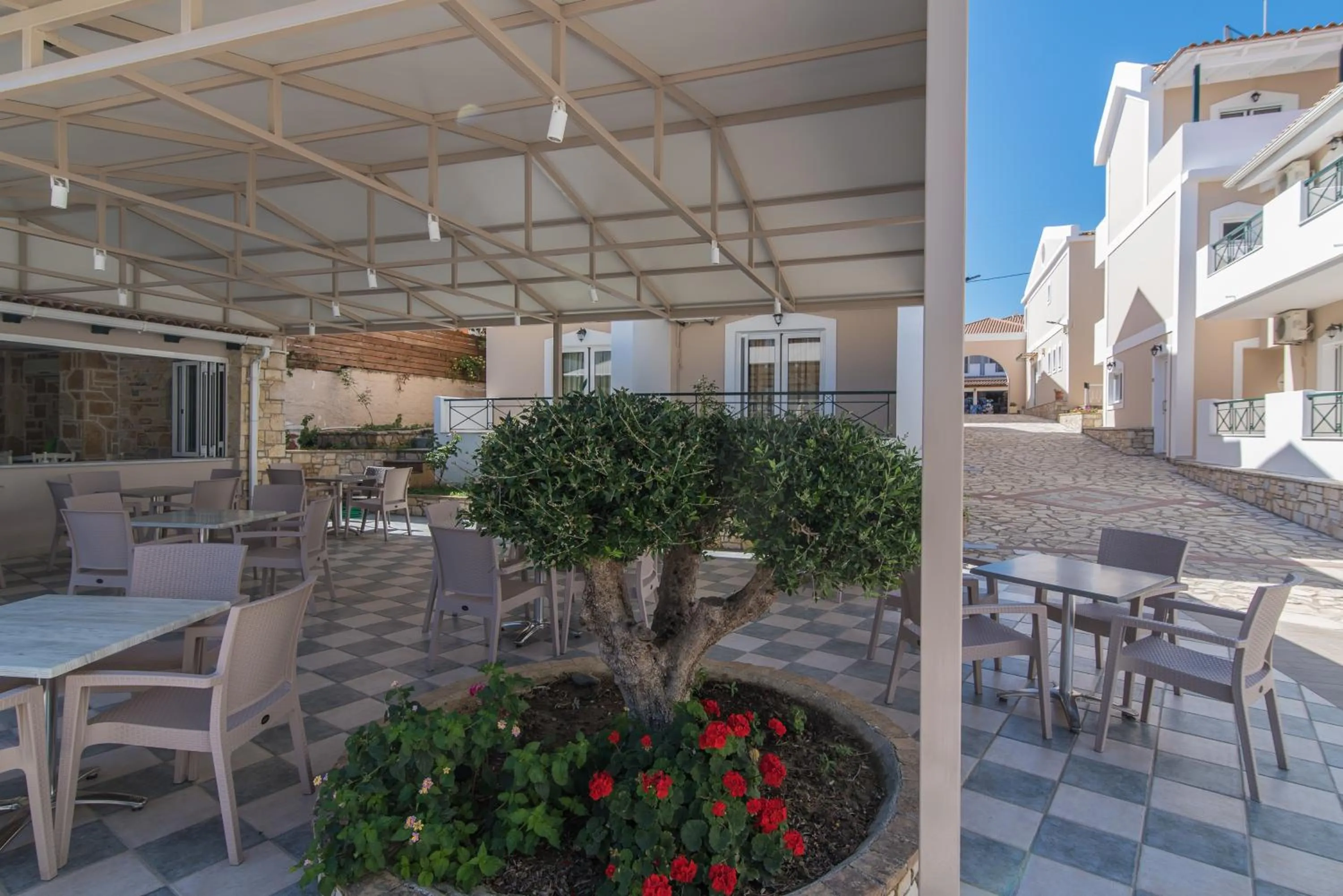 Restaurant/places to eat in Maistrali Hotel Zante