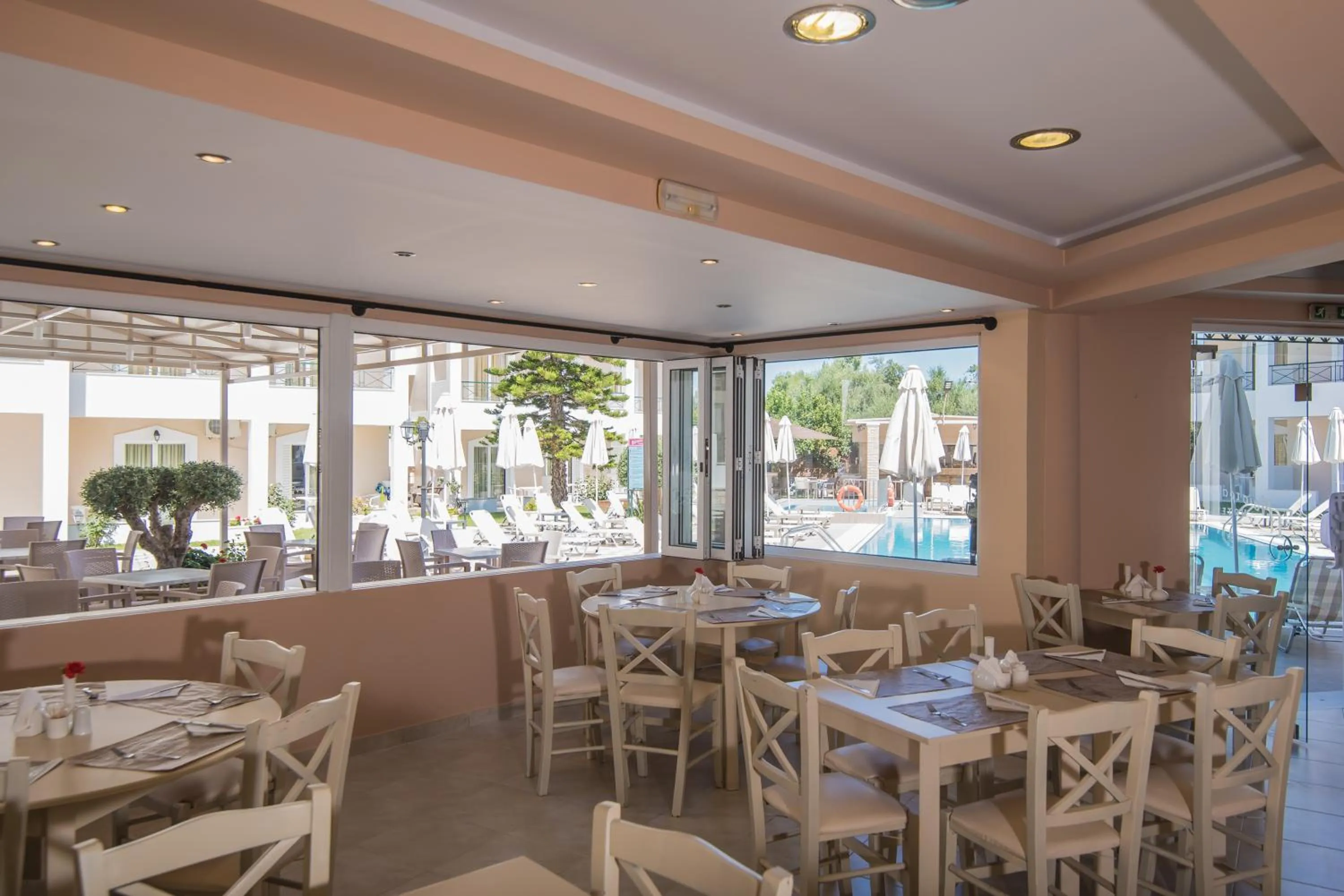 Restaurant/places to eat in Maistrali Hotel Zante