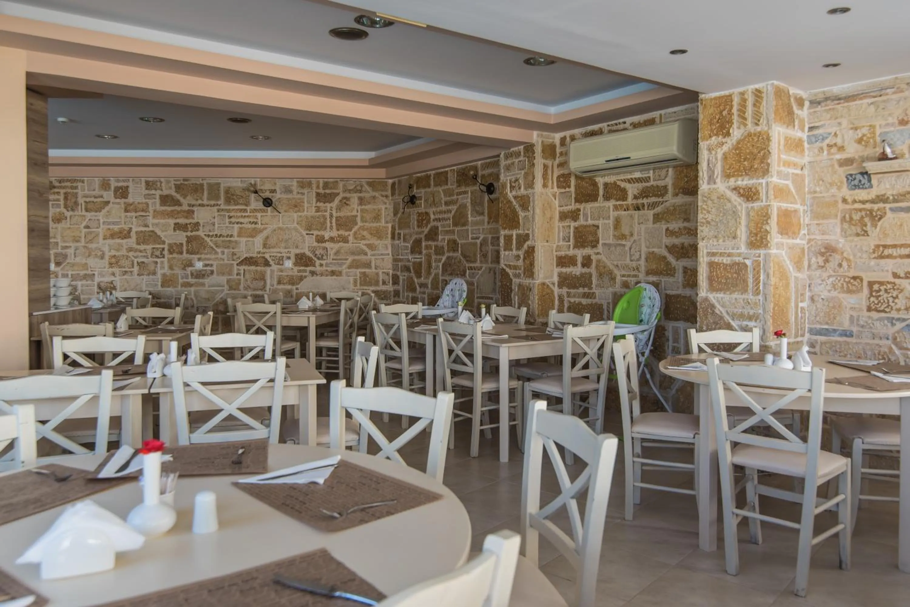 Restaurant/places to eat in Maistrali Hotel Zante