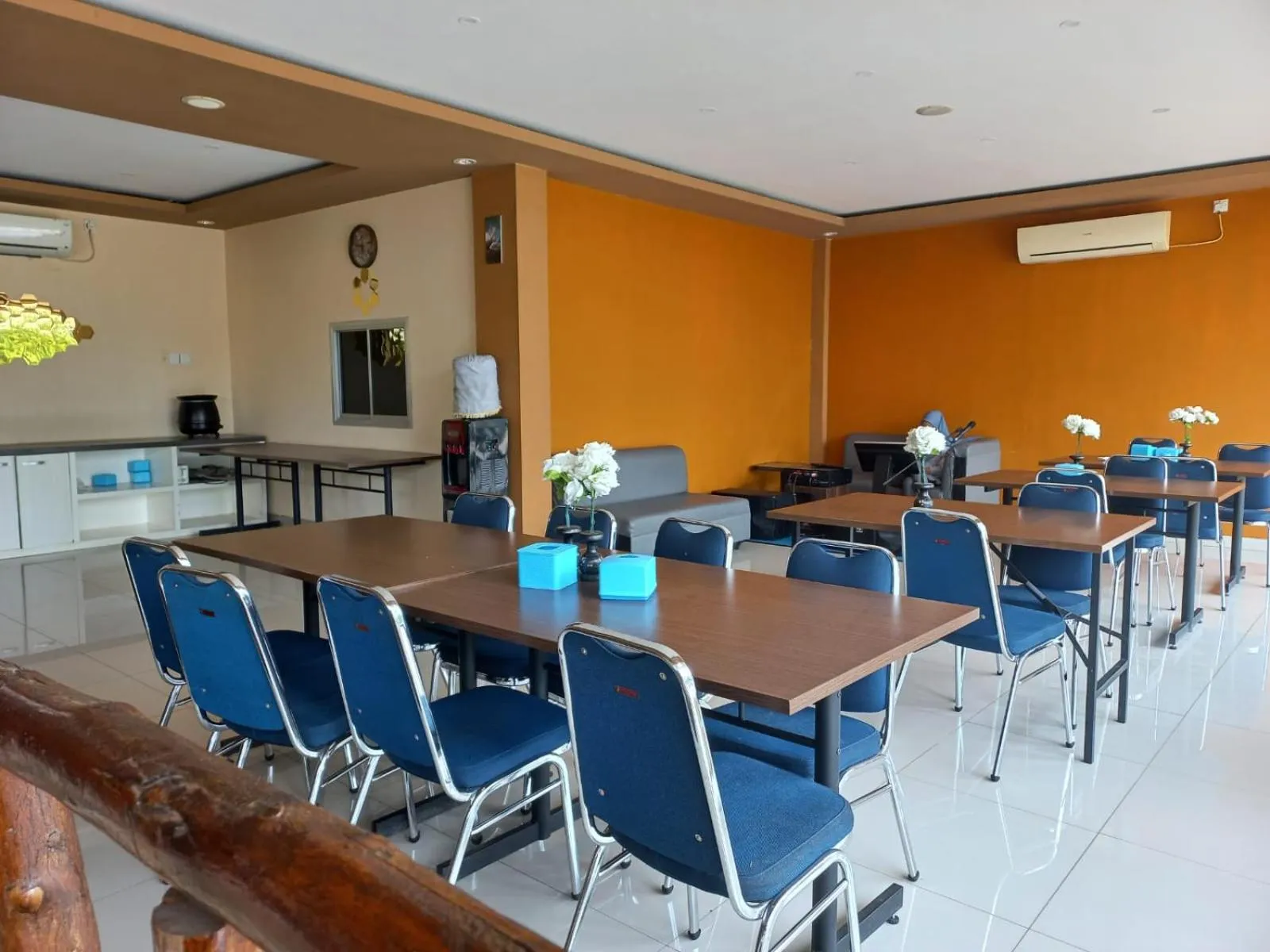 Dining area in Hotel 929 Lubuklinggau